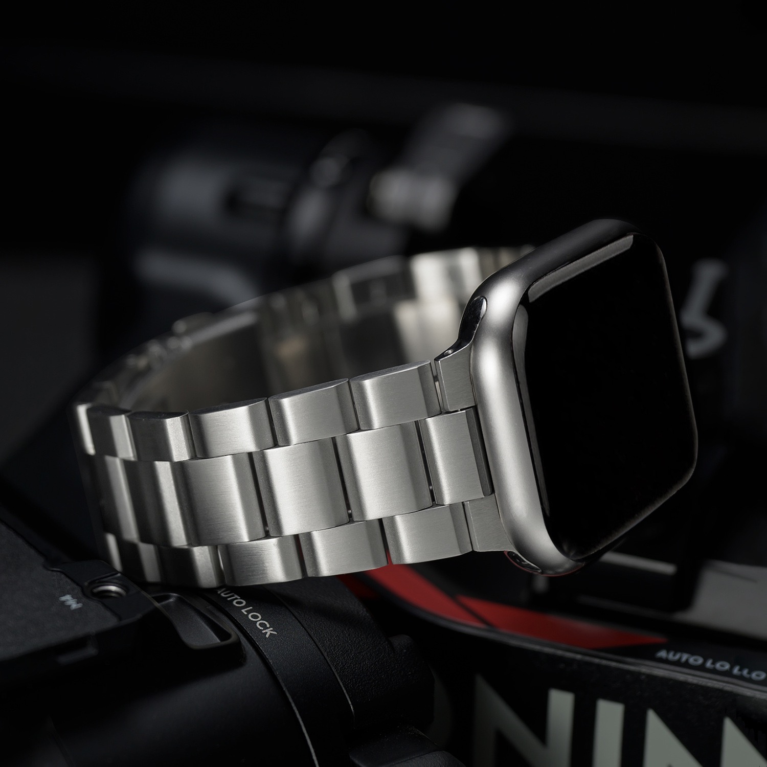 Suitable for Apple Watch bands metal S9 quick-release three-link stainless steel 42/46/38/40/41/44/45/49mm Series 11 10 9 8 7 6 5 4 SE/Ultra 3-MGD CASE