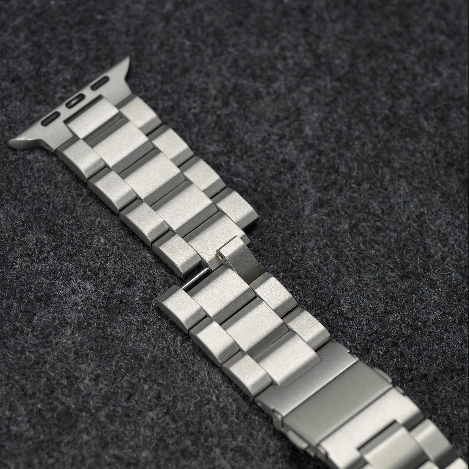 Suitable for Apple Watch bands metal S9 quick-release three-link stainless steel 42/46/38/40/41/44/45/49mm Series 11 10 9 8 7 6 5 4 SE/Ultra 3-MGD CASE