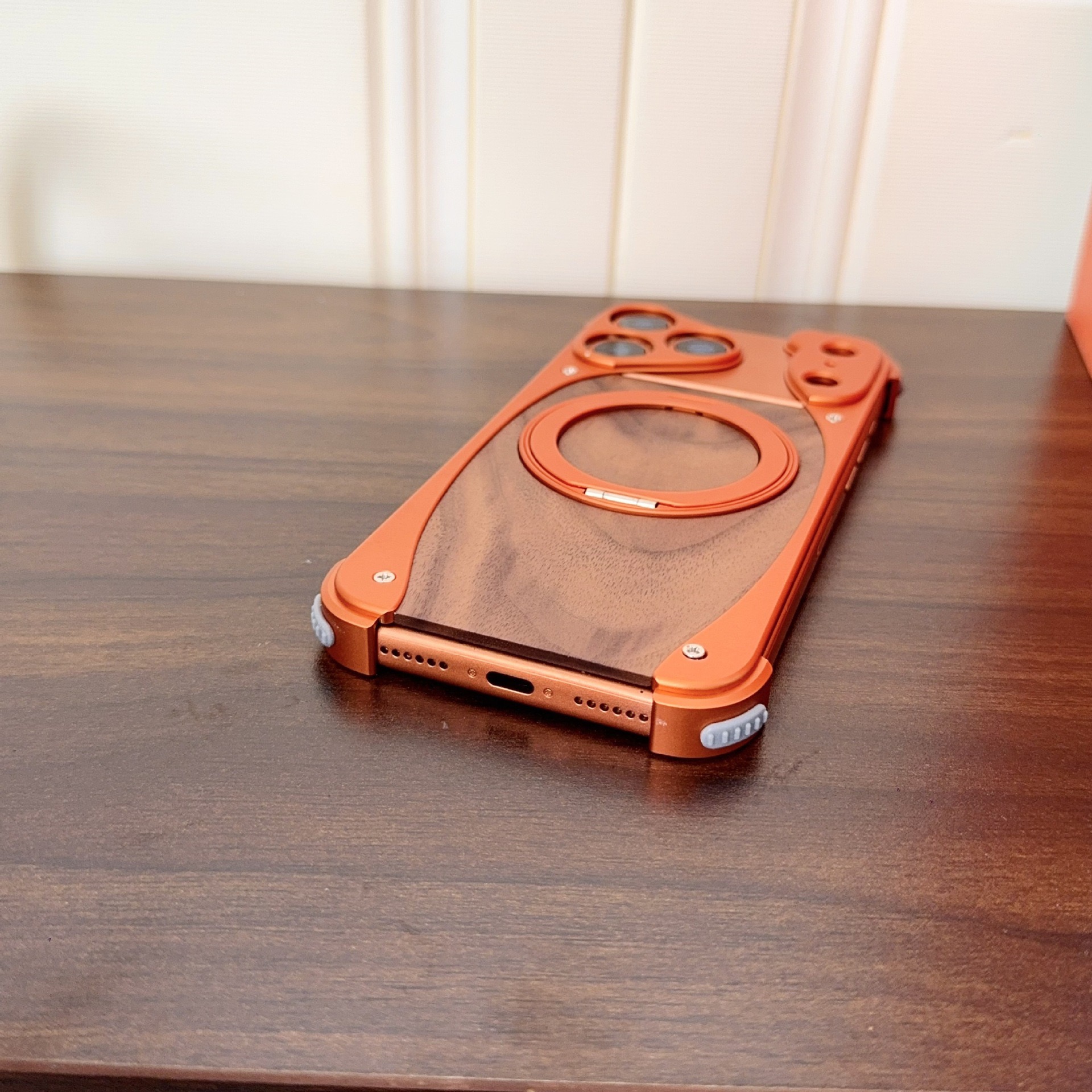 Unique spliced ​​metal walnut wood magnetic phone case