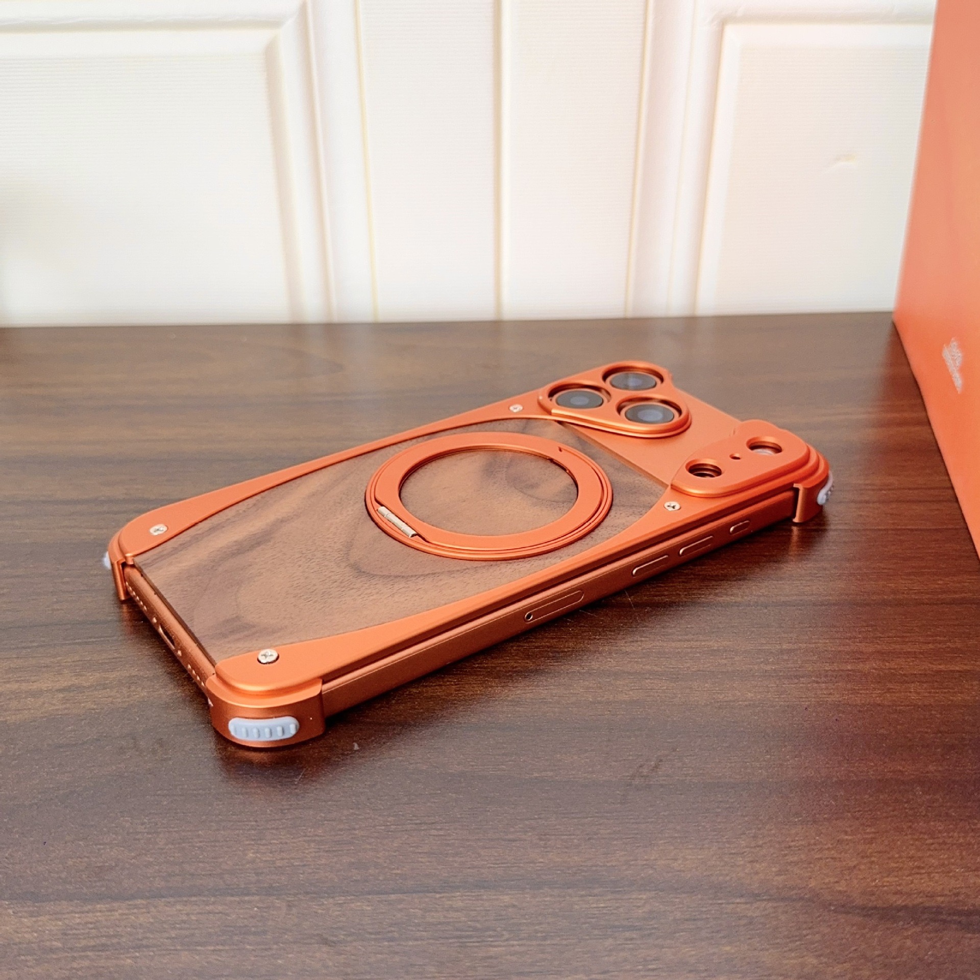 Unique spliced ​​metal walnut wood magnetic phone case