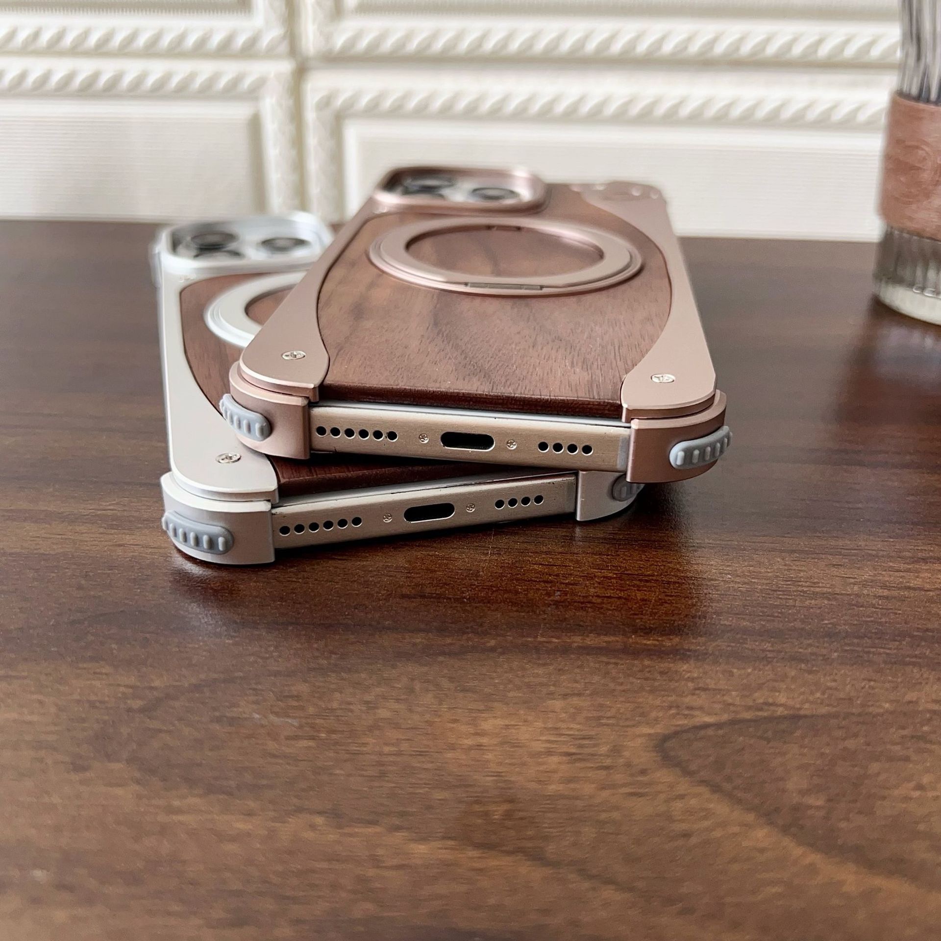 Unique spliced ​​metal walnut wood magnetic phone case