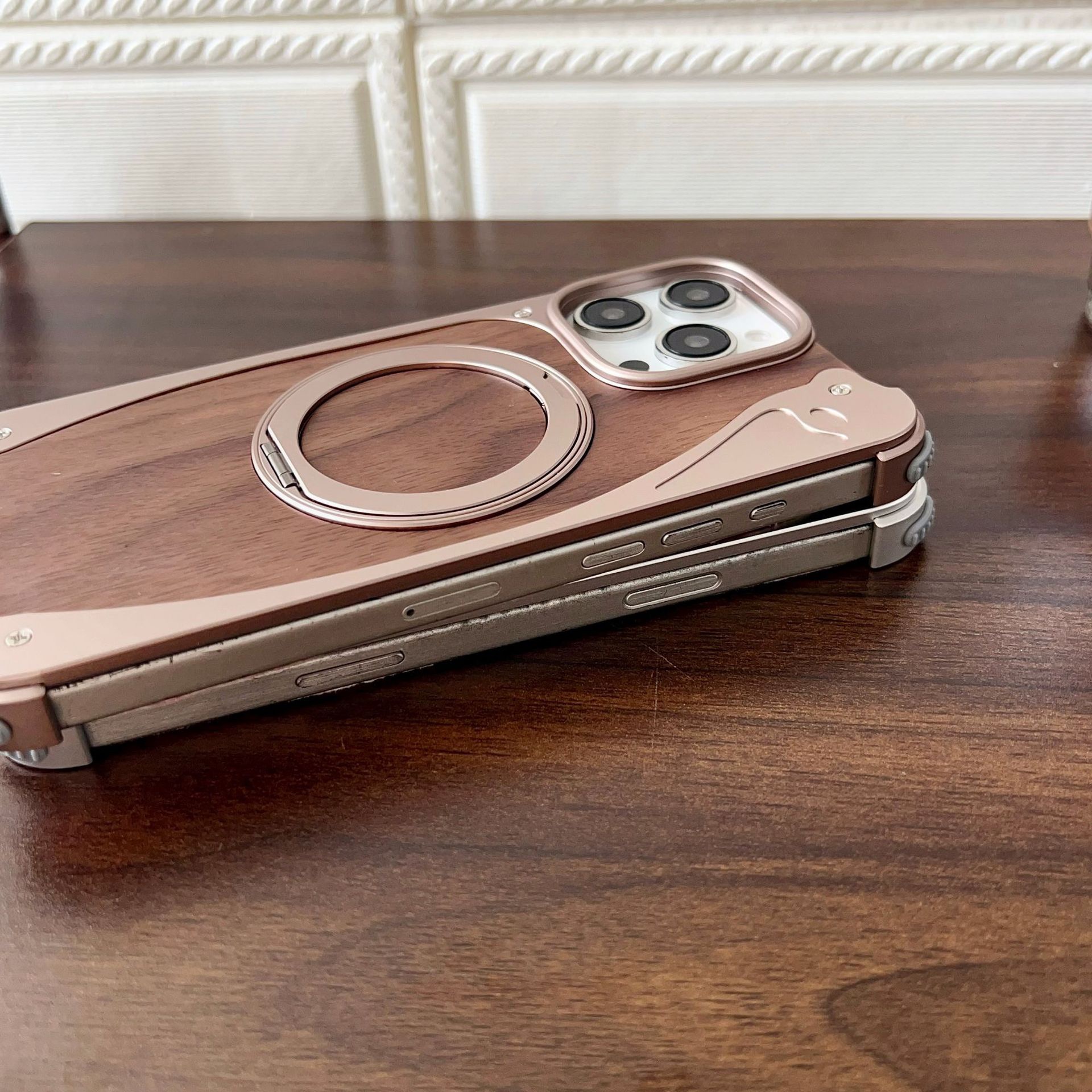 Unique spliced ​​metal walnut wood magnetic phone case