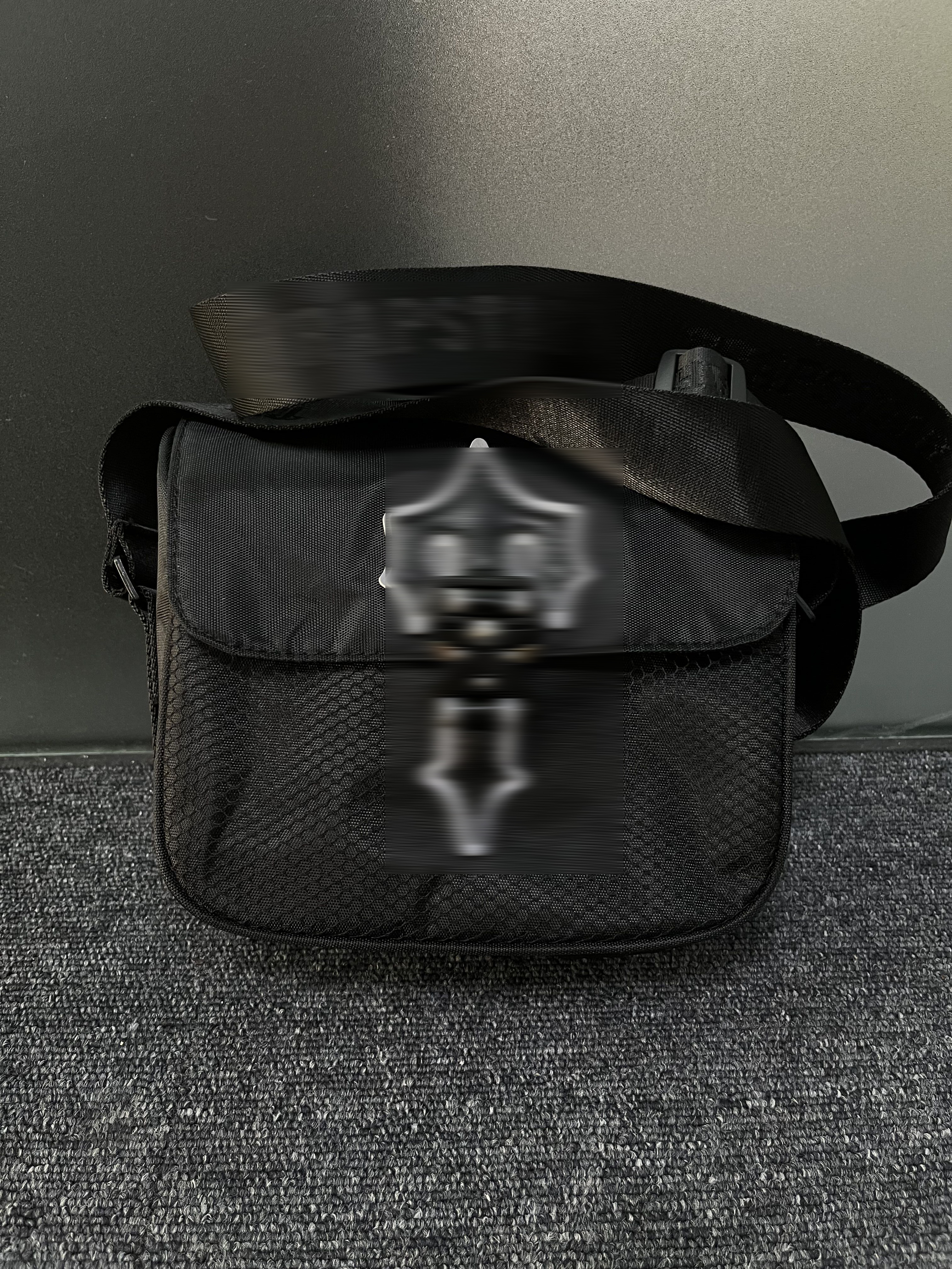 IRONGATE T CROSS-BODY BAG - BLACK/REFLECTIVE