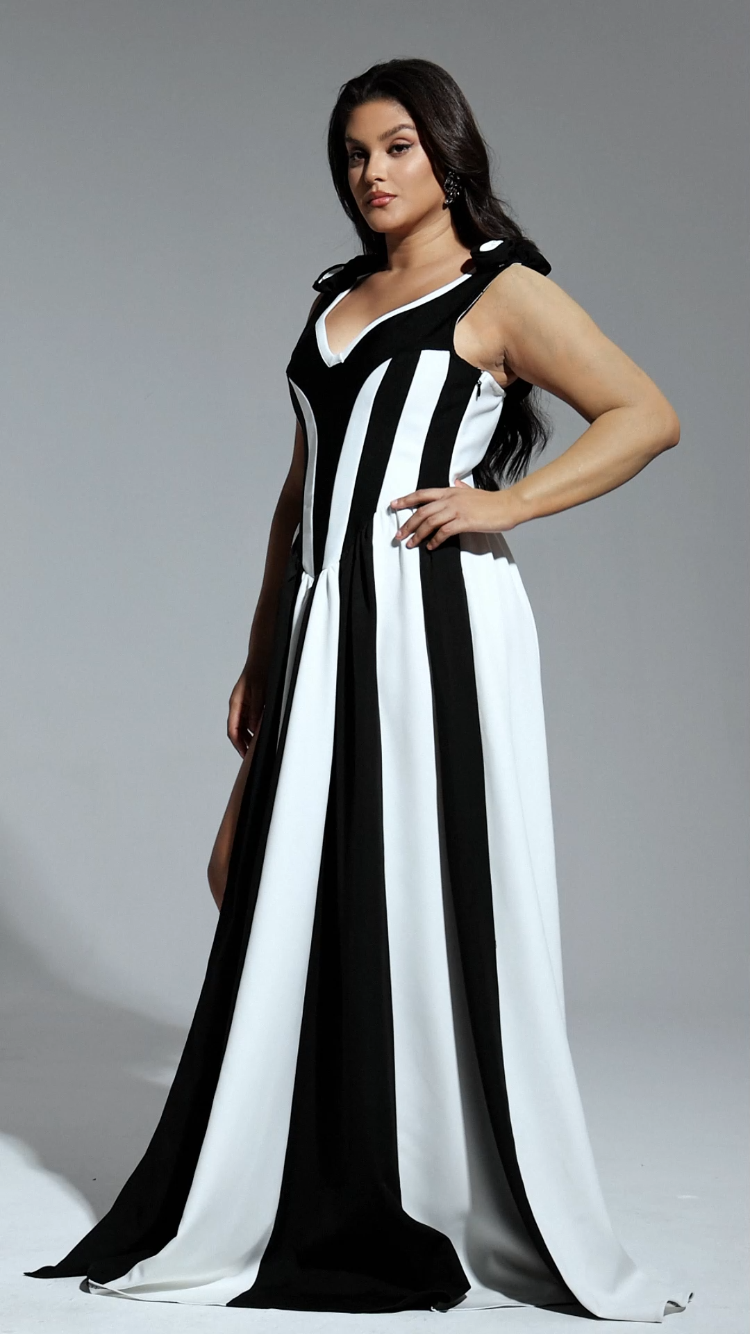 Omega Sleeveless V-Neck Flowers Bandage Maxi Dress