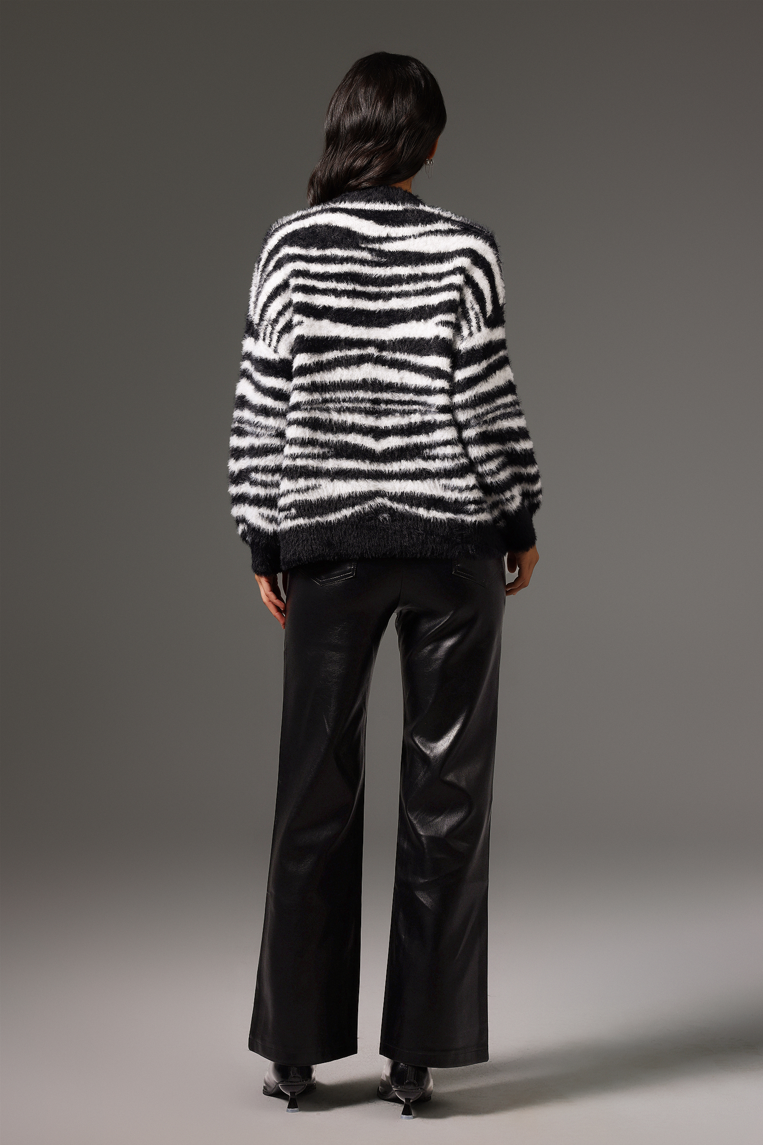 Pallas V-Neck Long Sleeves Sweater