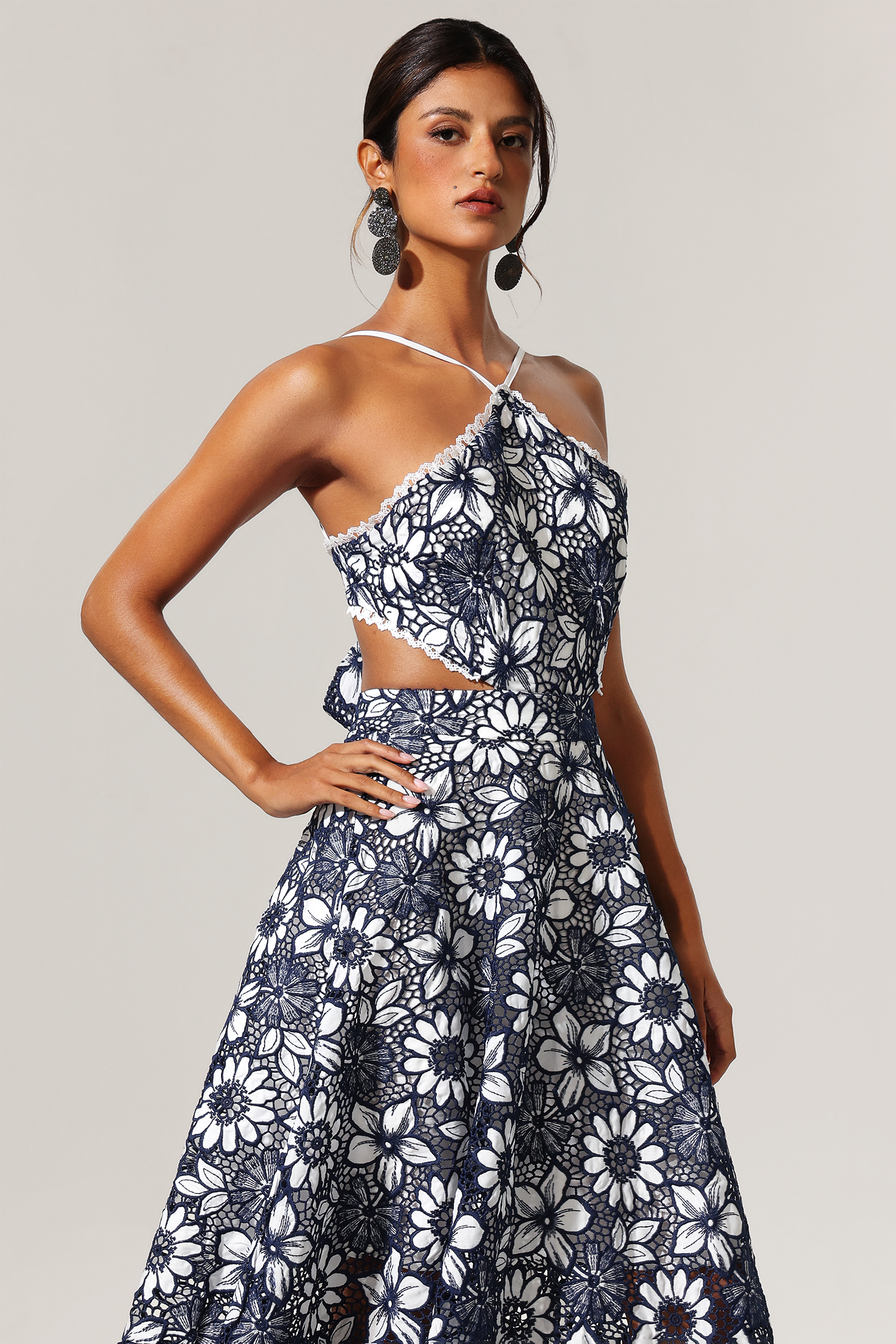 Diliro Hollow Out Flowers Lace Sleeveless Maxi Dress