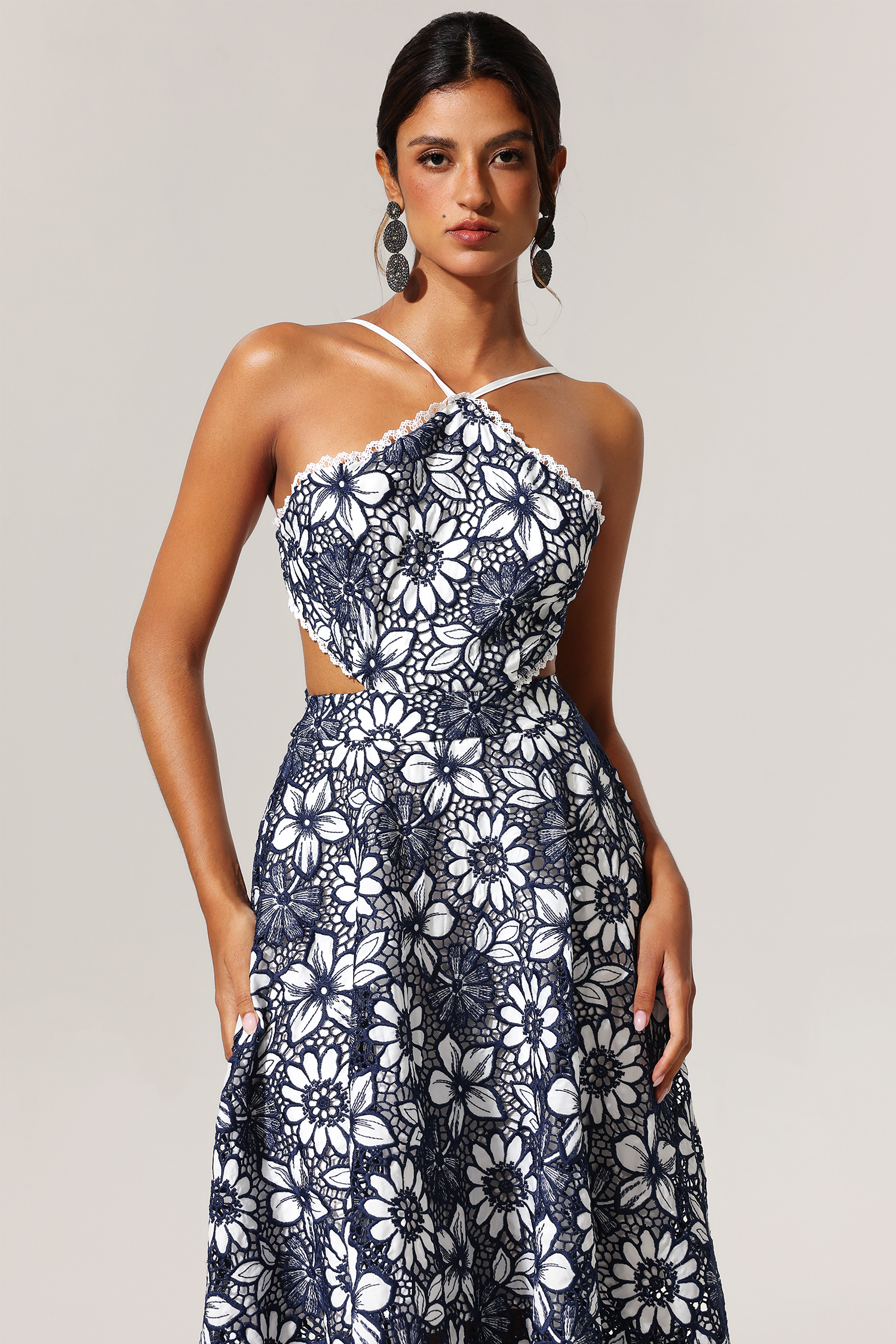 Diliro Hollow Out Flowers Lace Sleeveless Maxi Dress