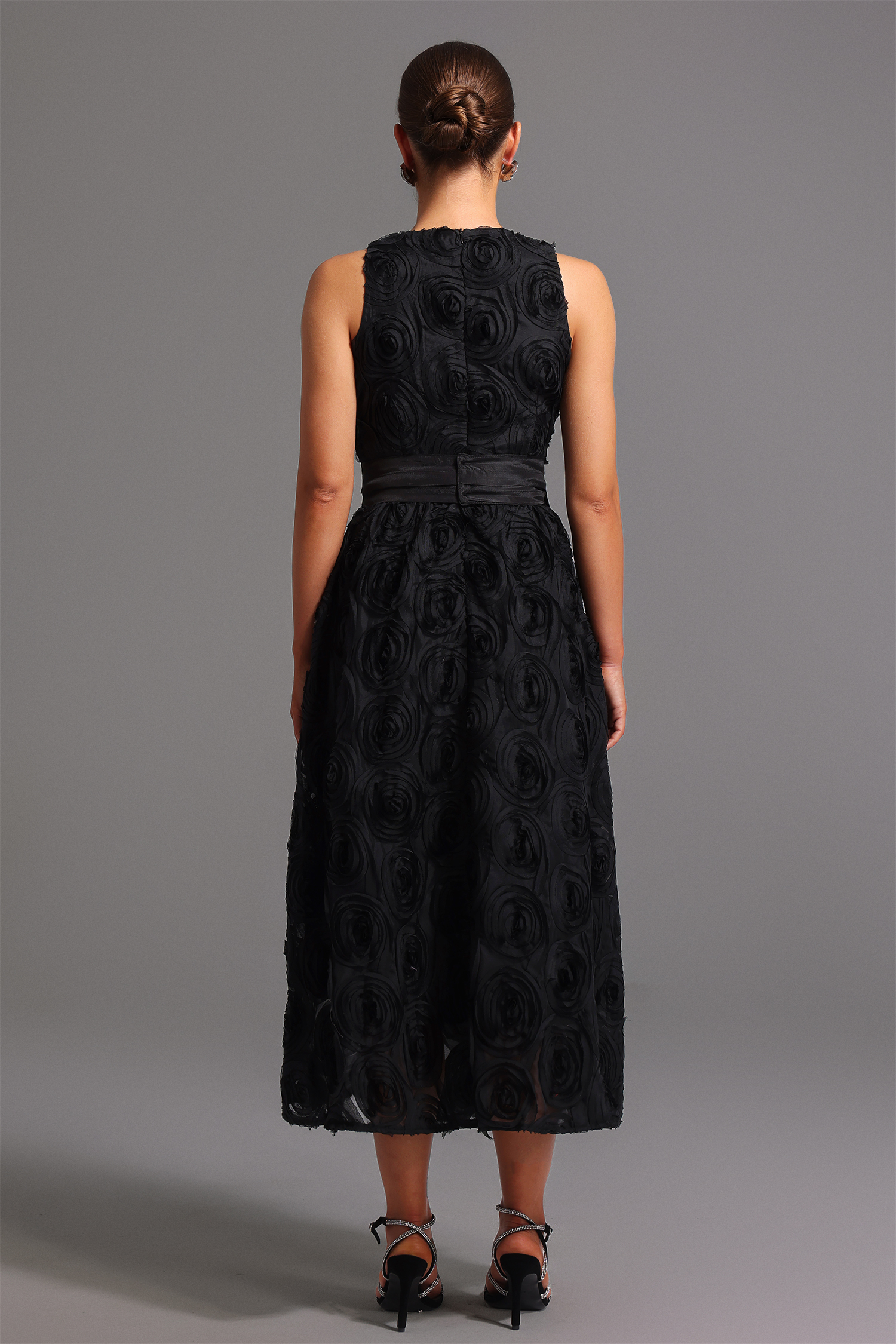 Runa Sleeveless Round Neck Flowers Midi Dress