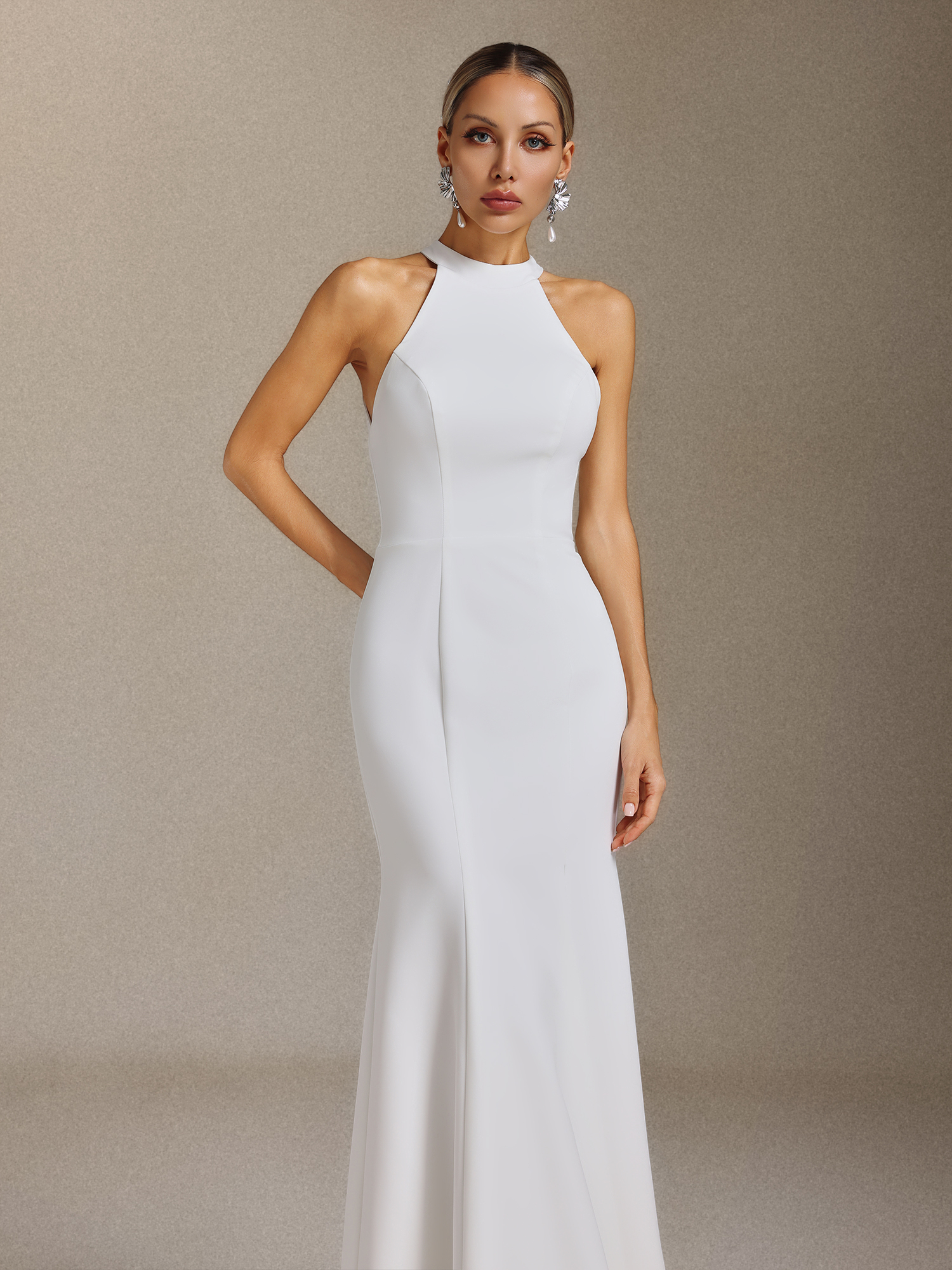 Inez Halter-neck、backless maxi dress