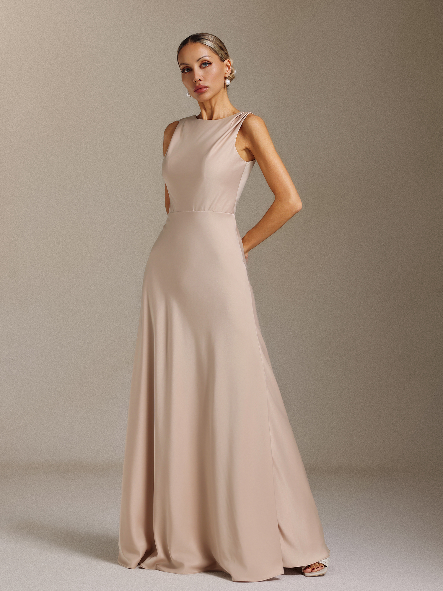 Kyra Sleeveless backless maxi dress