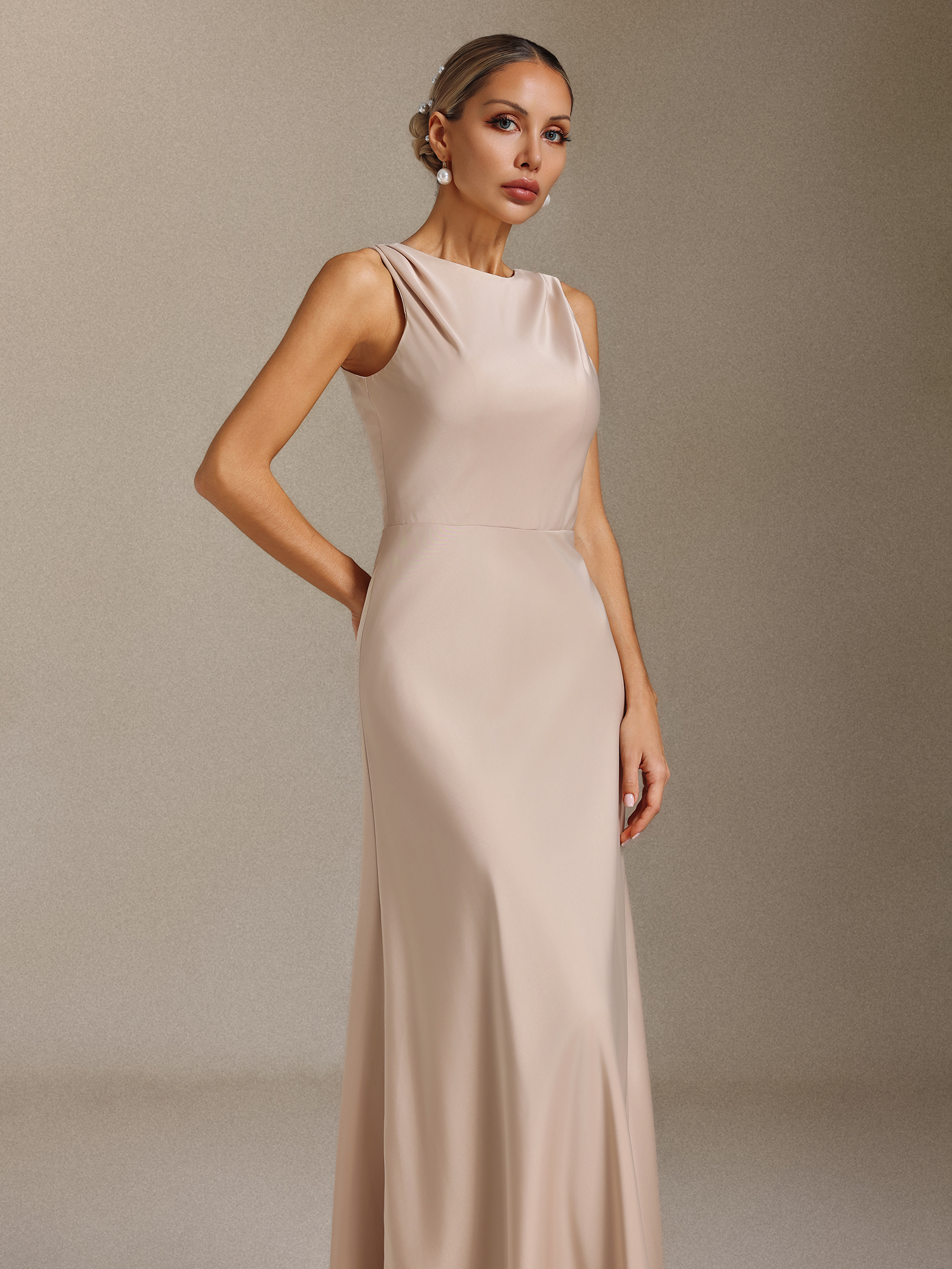 Kyra Sleeveless backless maxi dress