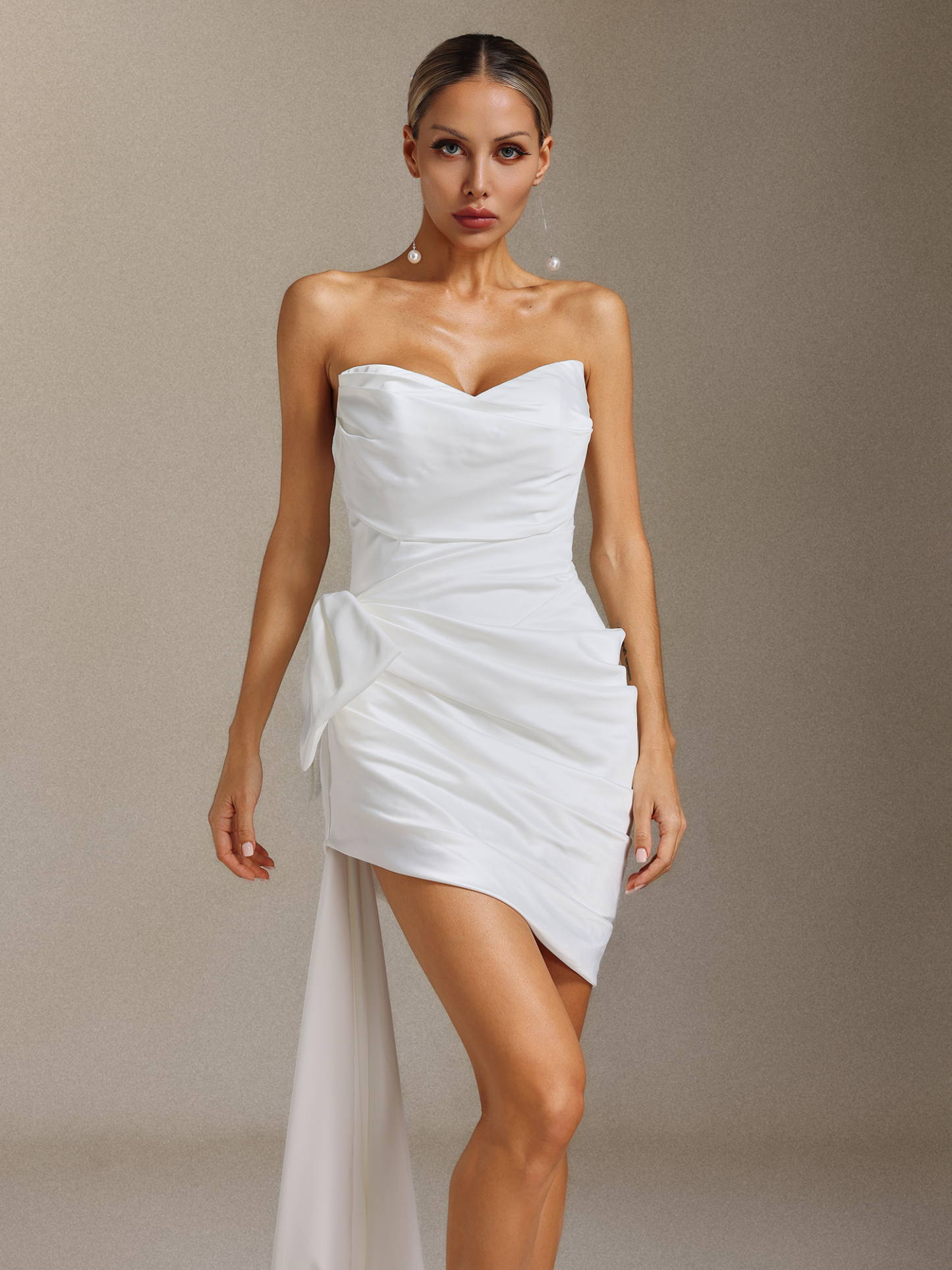 Iransa Pleated bow strapless mini wedding dress