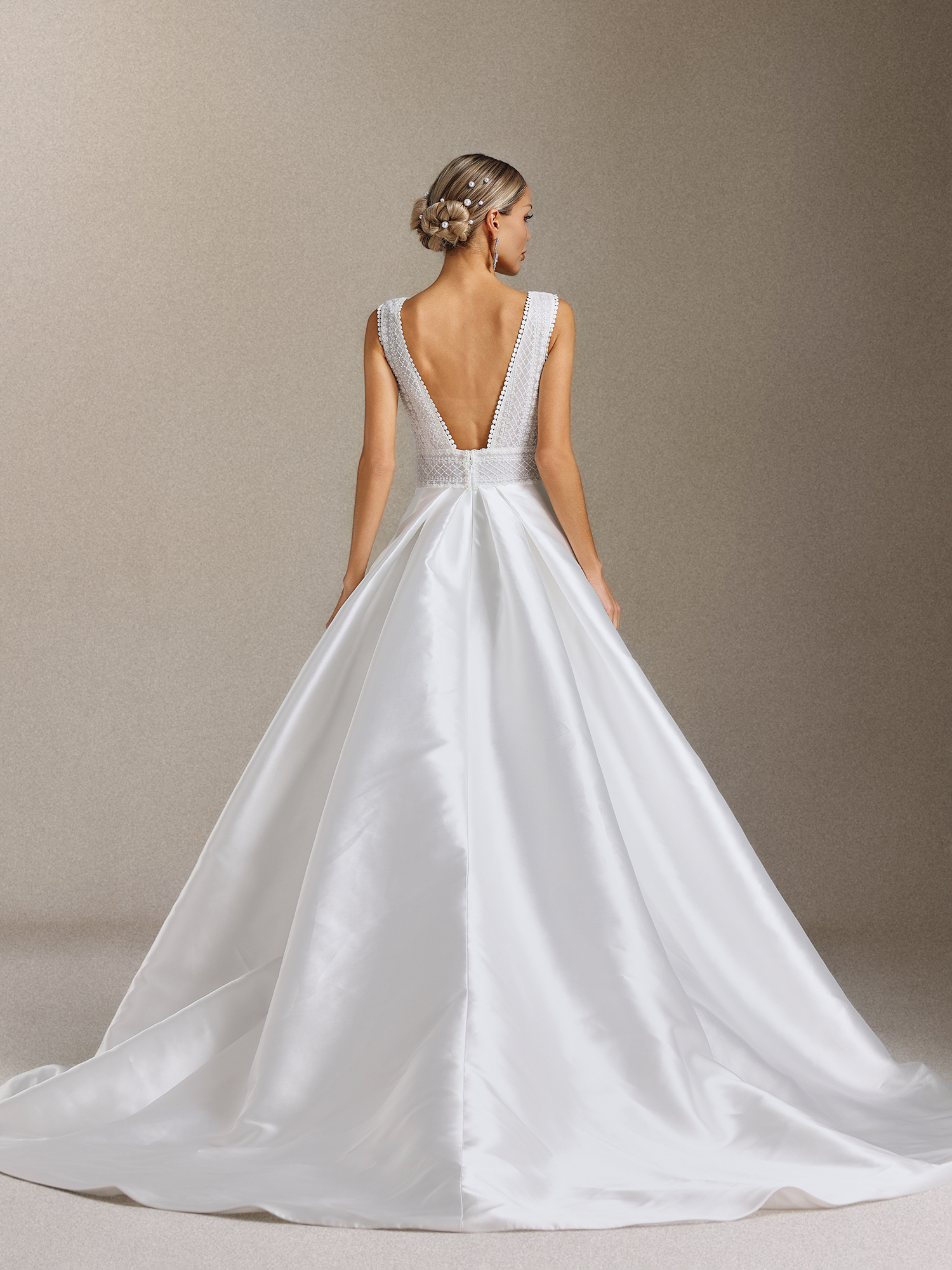 Yalyka Deep V-neck sleeveless high-waisted wedding maxi dress