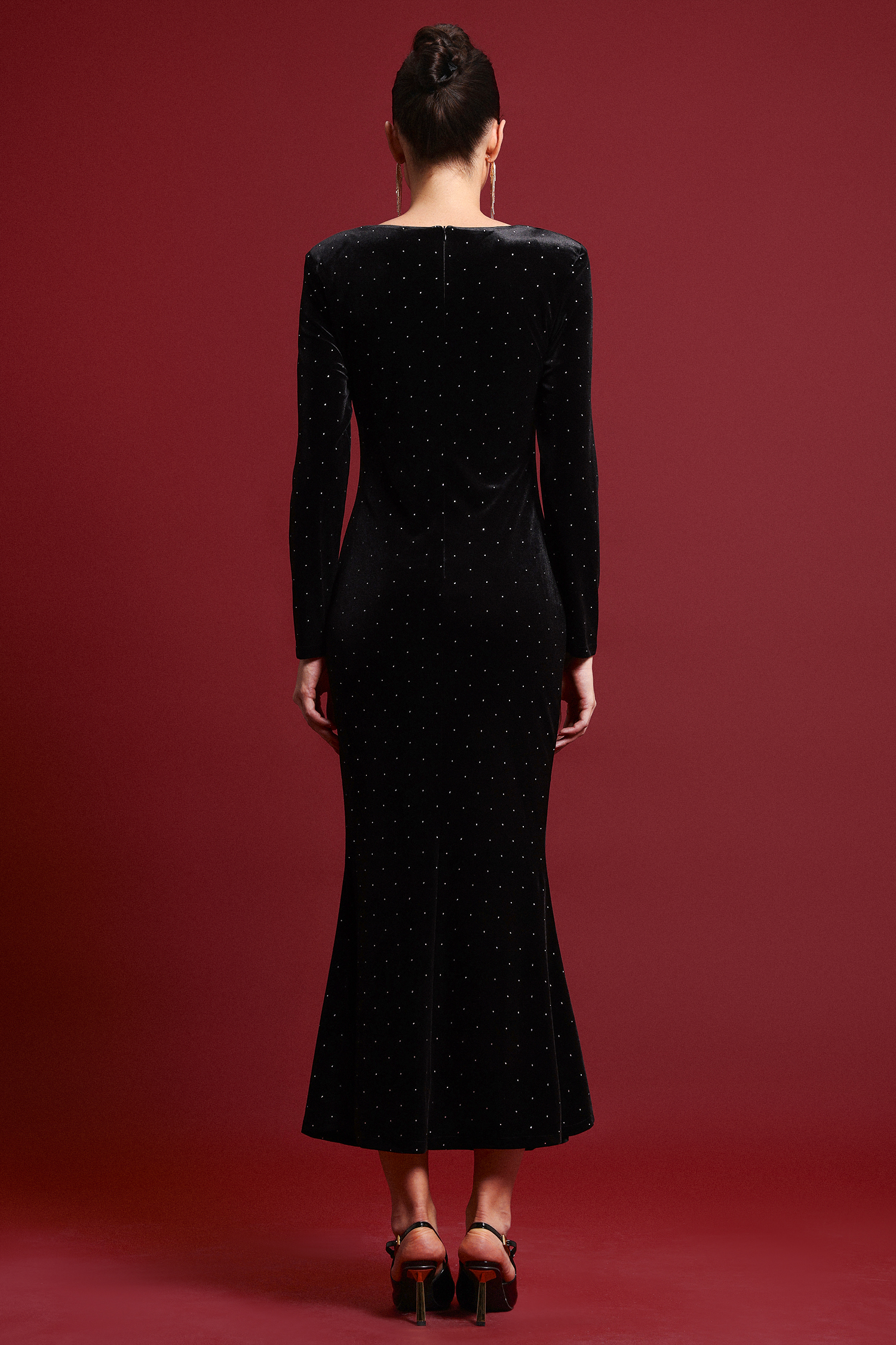 Eigra Classic Contour V Neck Long Sleeve Ruched Velvet Maxi Dress