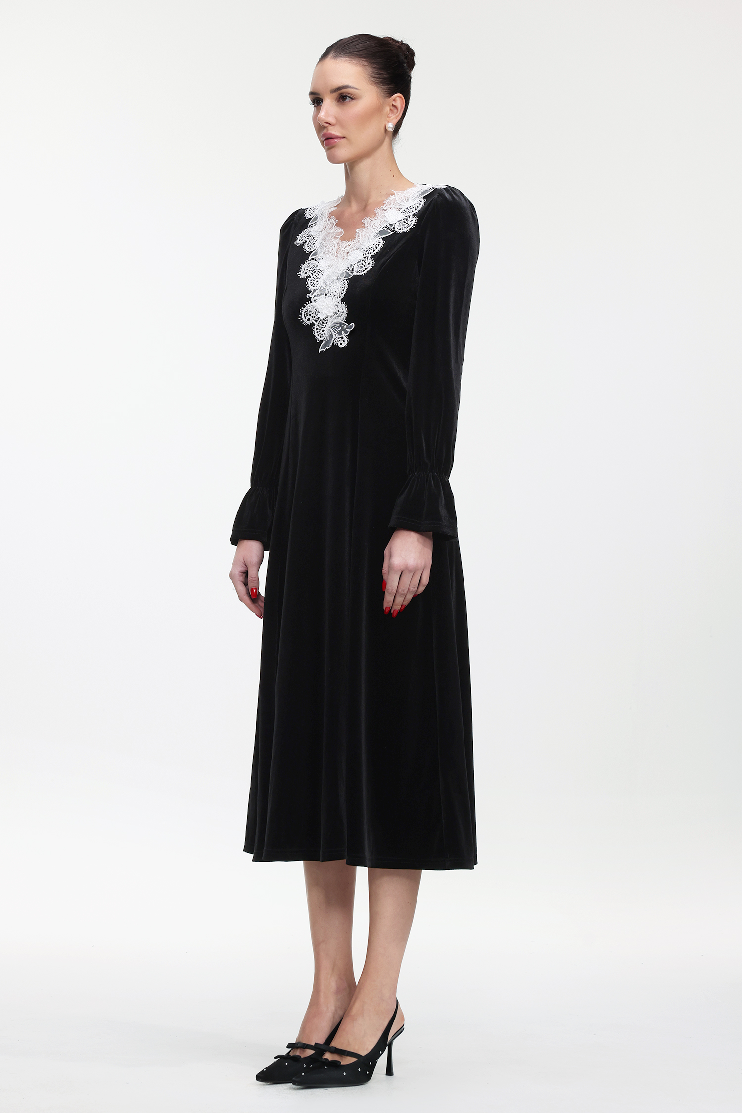 Daona Elegant Contour Long Sleeve Lace Trim Velvet Maxi Dress