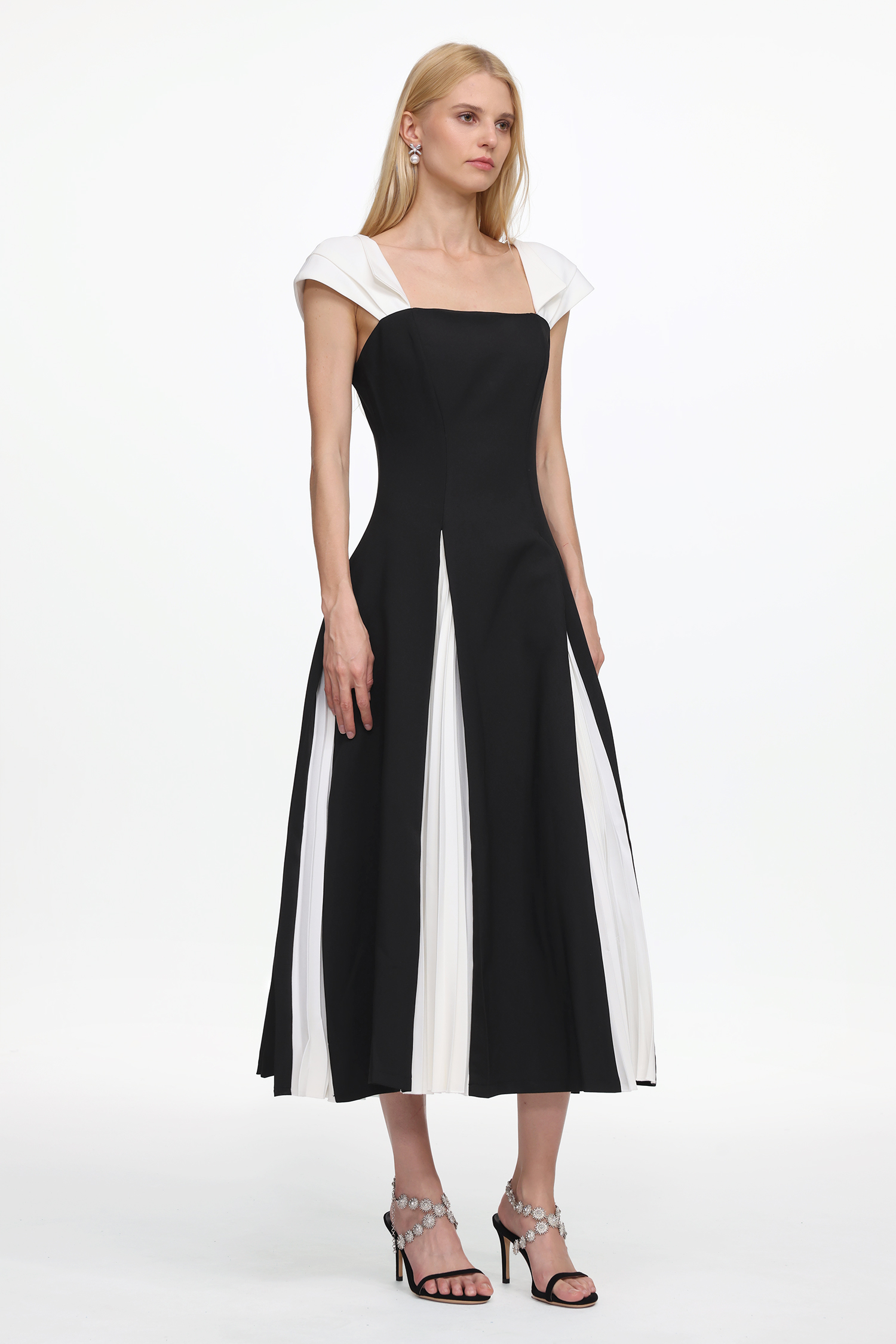Saly Classic Tailored Short Sleeve Contrast Pleated Woven Maxi Dress