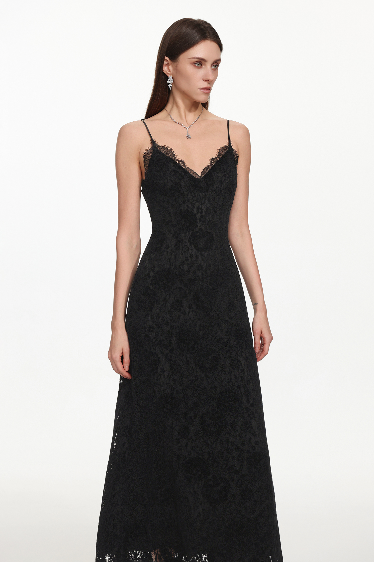 Gema Classic Contour V Neck Sleeveless Lace Maxi Dress