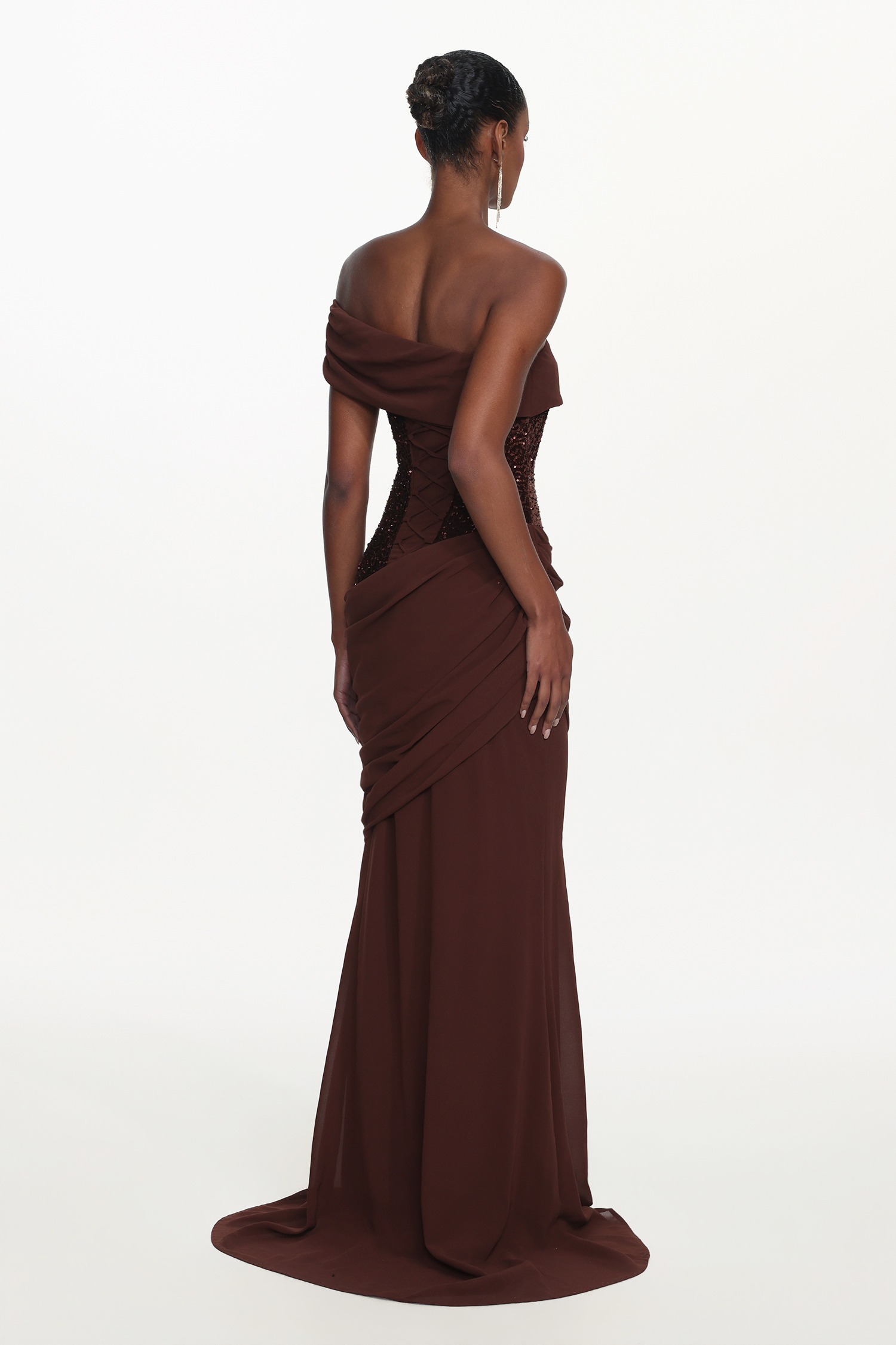 【ニコラ】 Naleza Chic Contour Off Shoulder Asymmetric Ruched Sequin Maxi