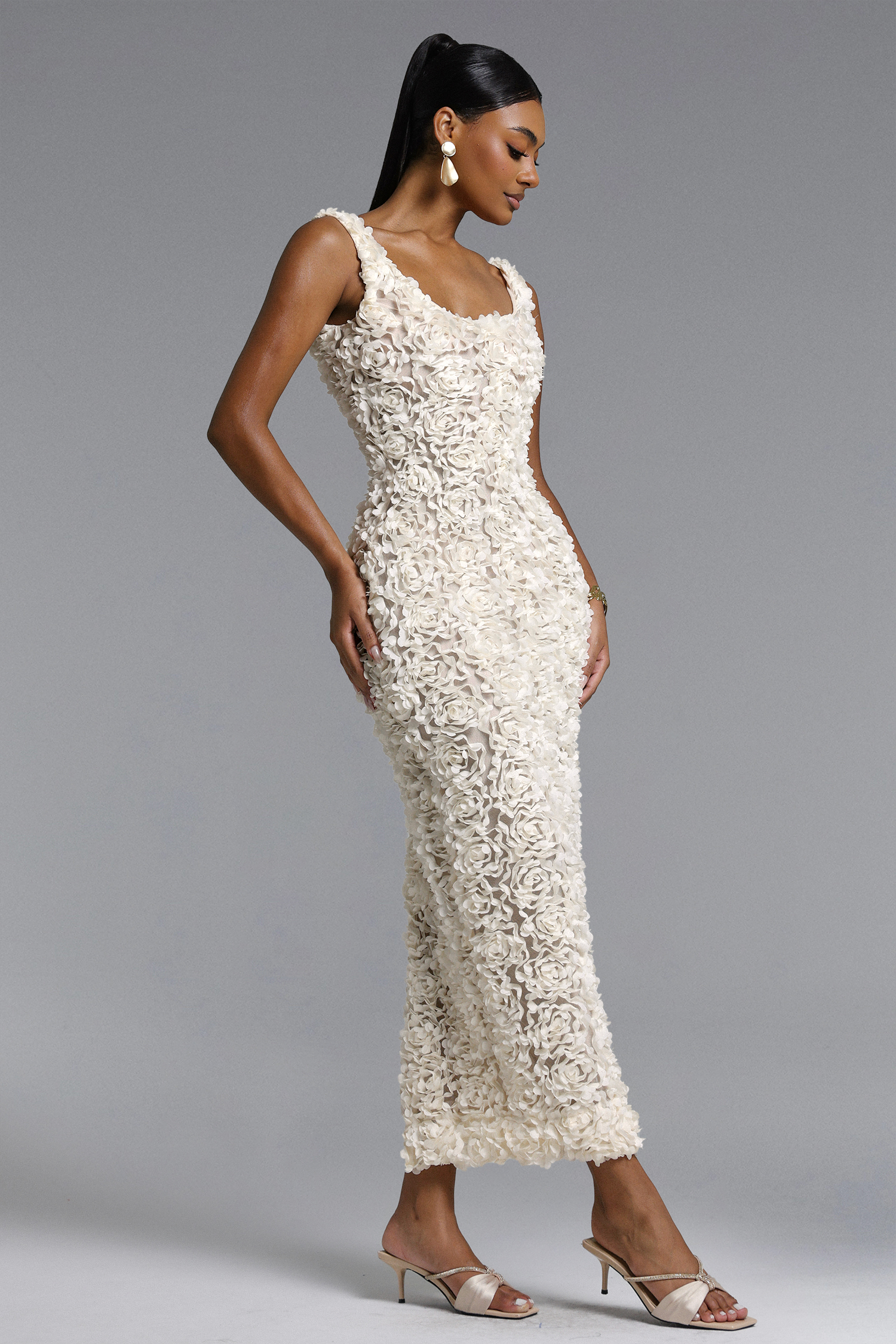 Elio Elegant Contour Round Neck Floral Maxi Dress