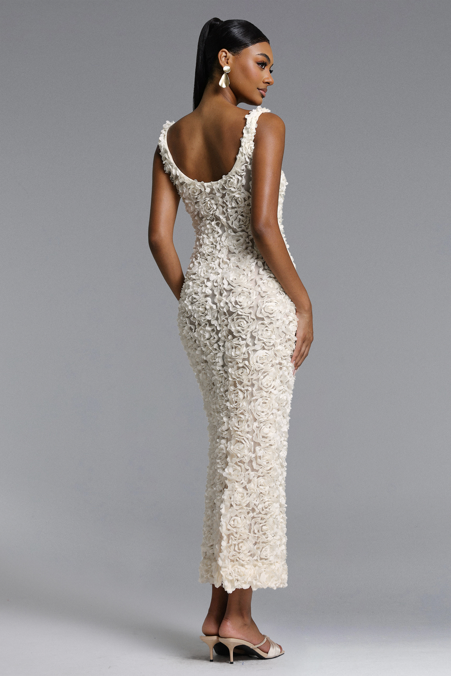 Elio Elegant Contour Round Neck Floral Maxi Dress