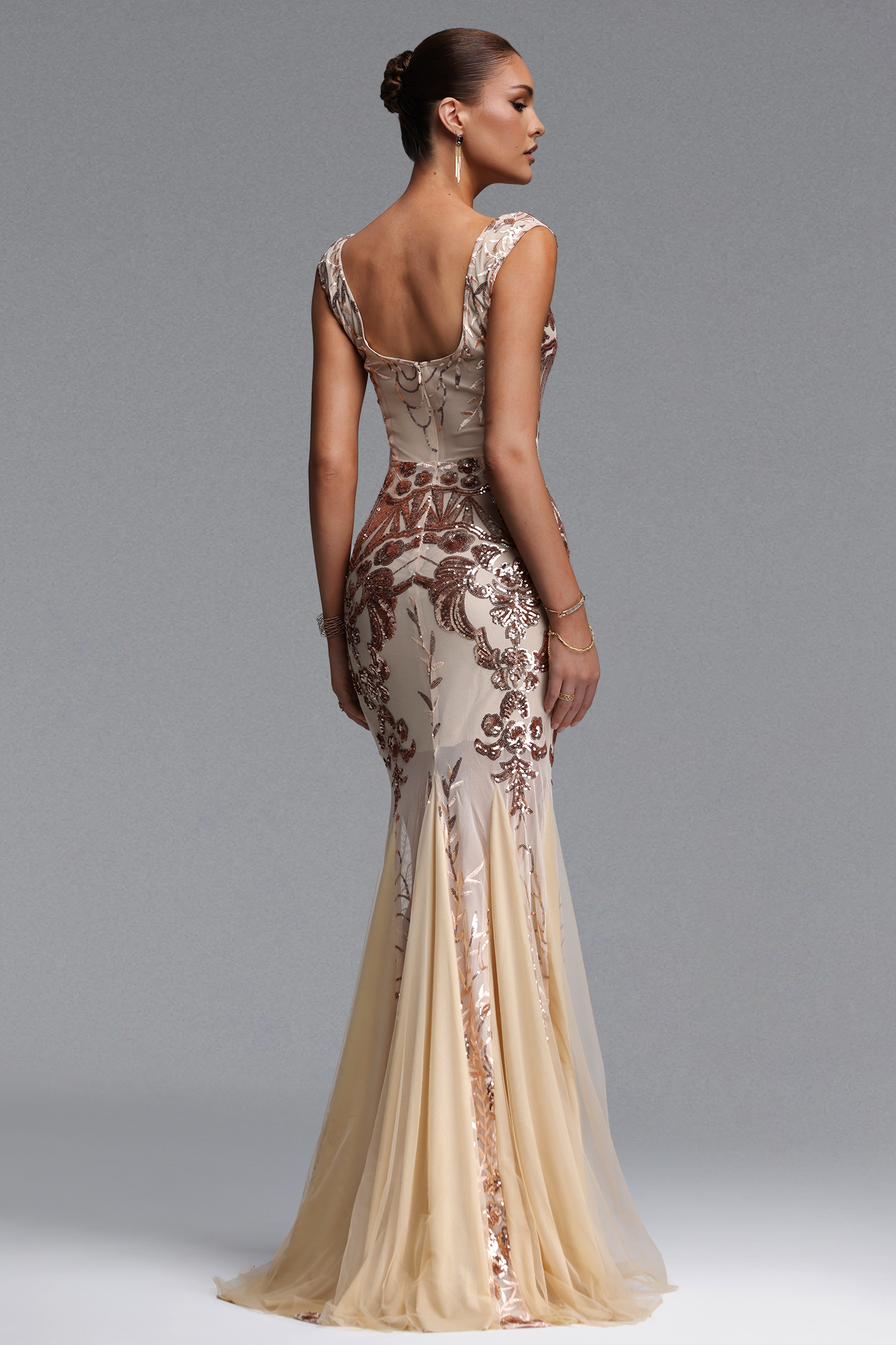 ワン Lisa Glamorous Contour V Neck Sequin Pattern Maxi Dress – Bellabarnett