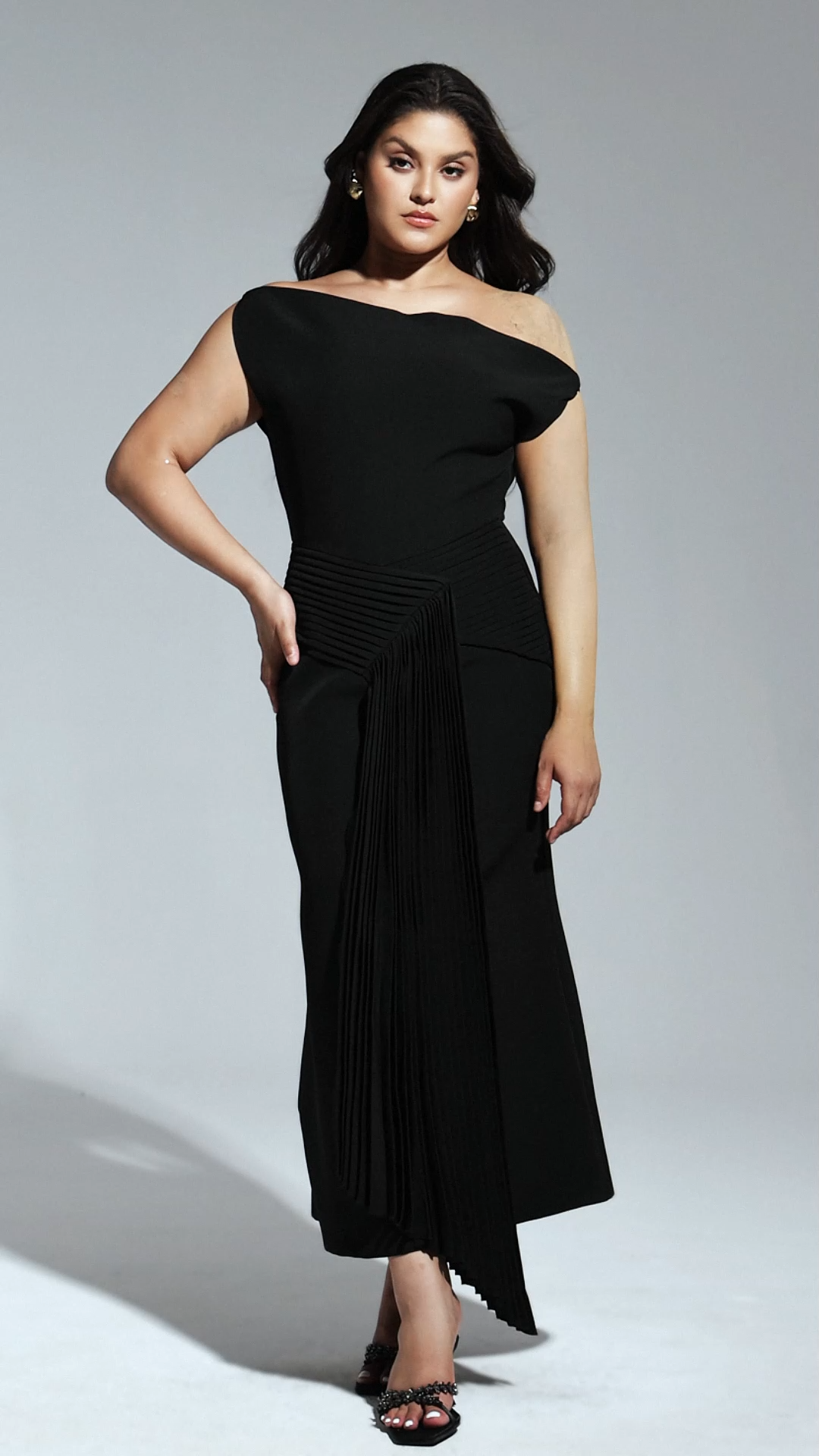 Juny Oblique Shoulder Sleeveless Folds Midi Dress