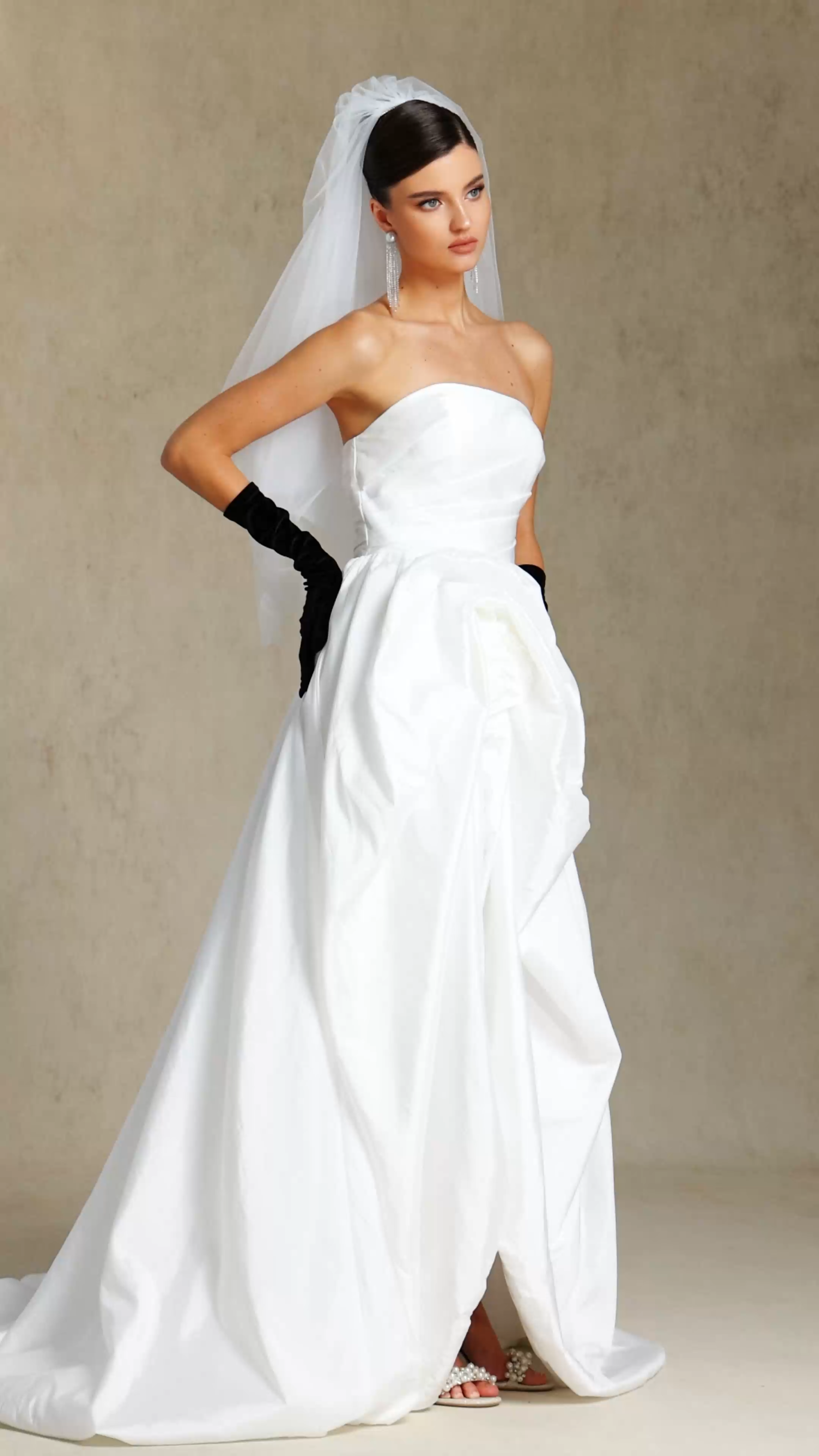 Huresa Strapless veilblack gloves short front and long back maxi wedding dress