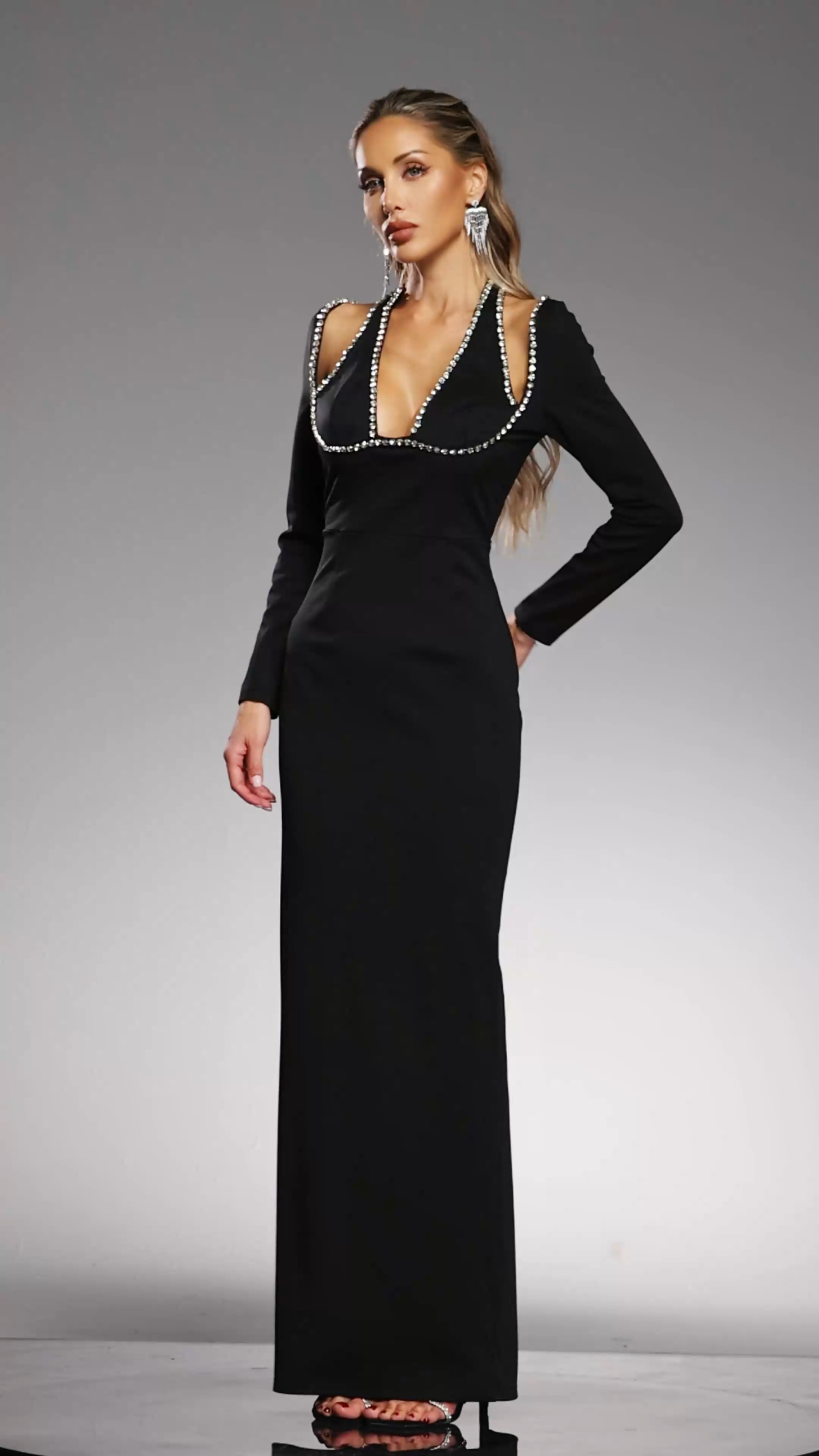 Riane Long Sleeves Halter Diamond Maxi Dress