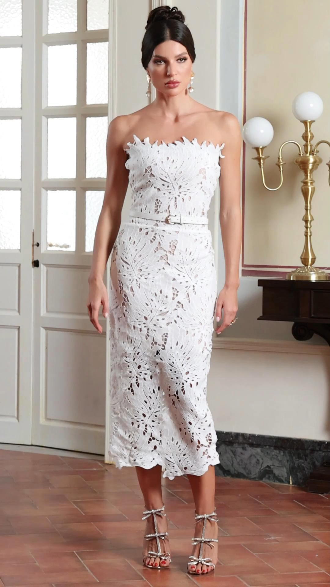 パーティードレス White Beaded Strapless Midi Dress White Shimmer Rhinestone and Pearl Strapless Midi Dress