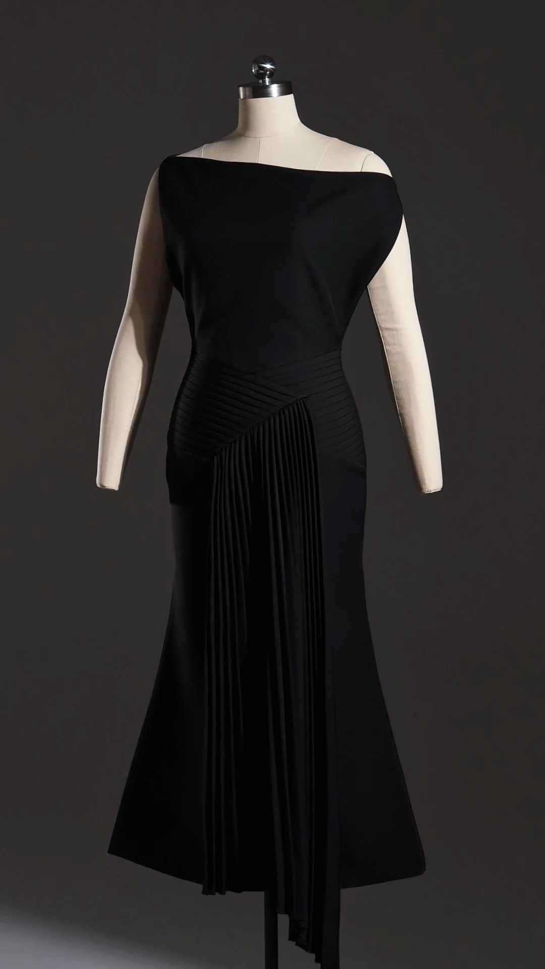 Juny Oblique Shoulder Sleeveless Folds Midi Dress