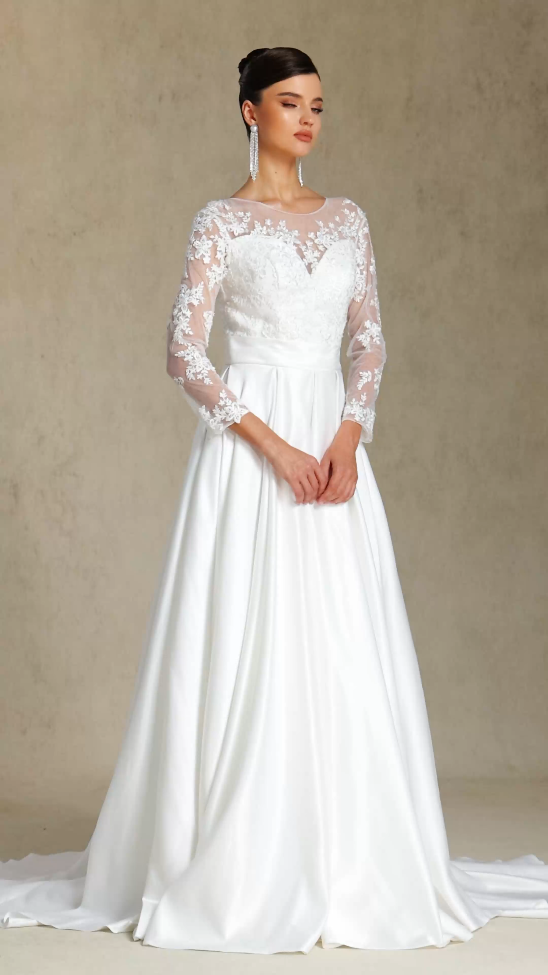 Derlyn Round-neck long-sleeved lace maxi wedding dress