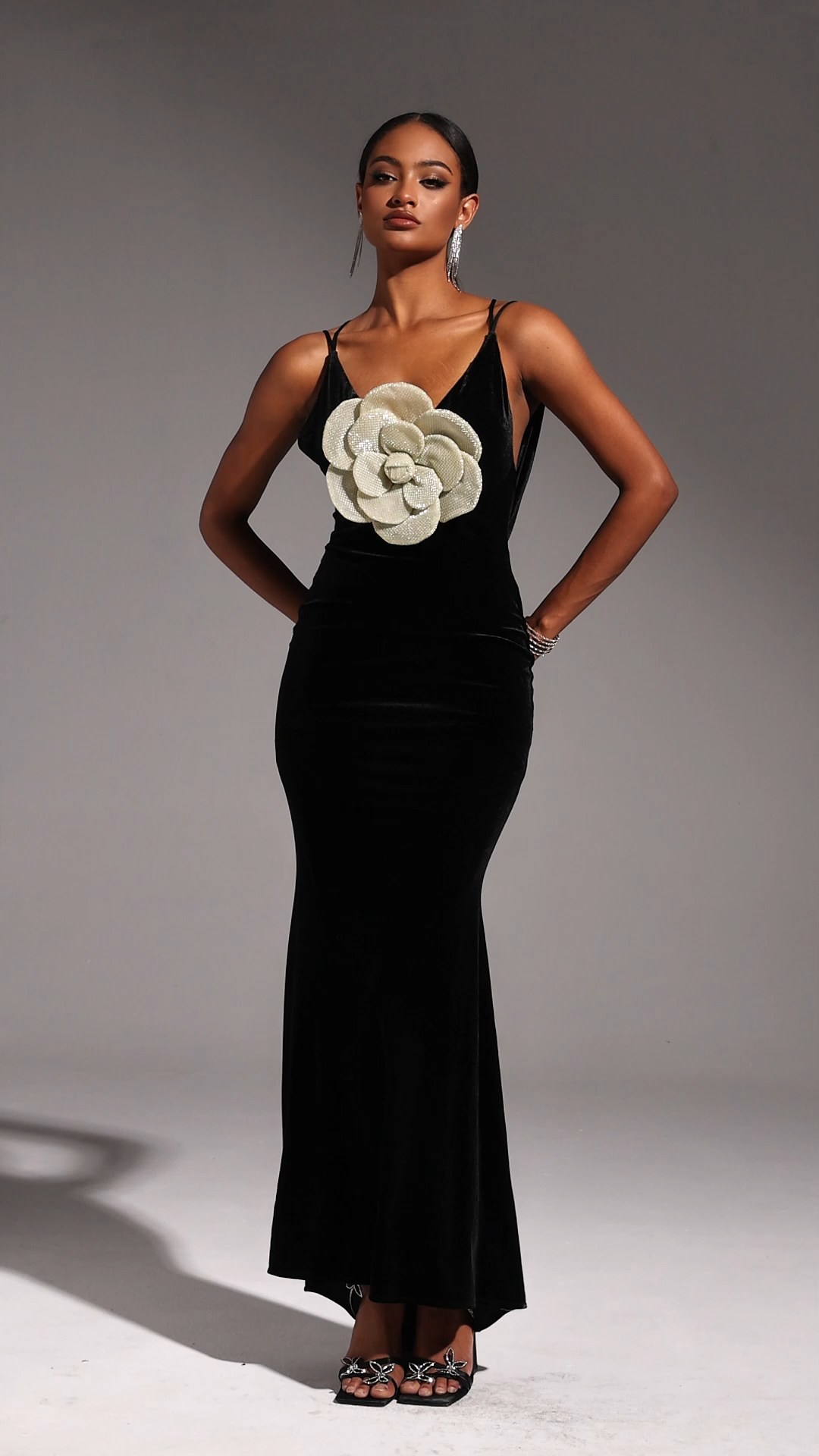 Taliyah V-Neck Sleeveless Flowers Backless Velvet Maxi Dress
