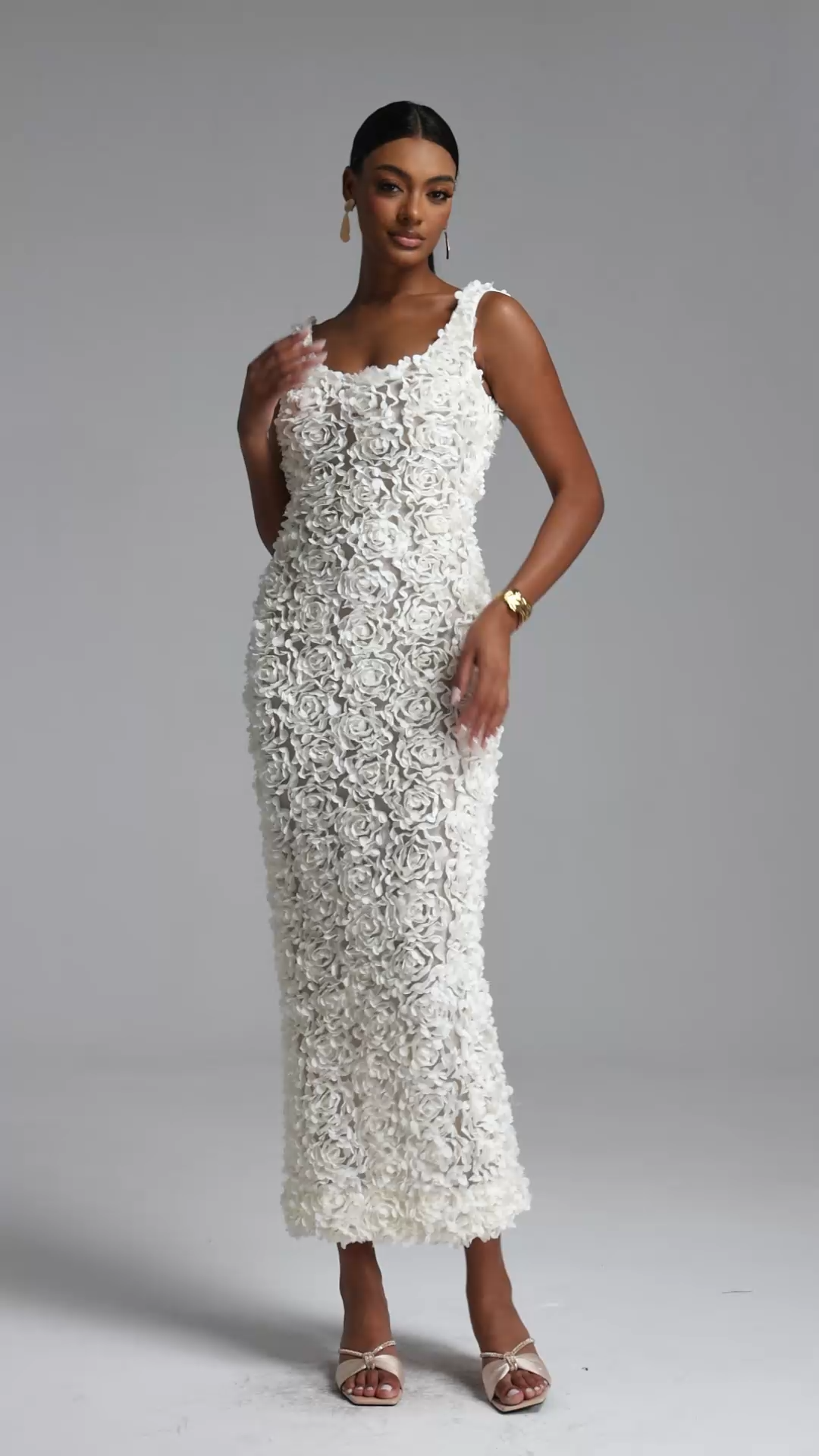 Elio Elegant Contour Round Neck Floral Maxi Dress