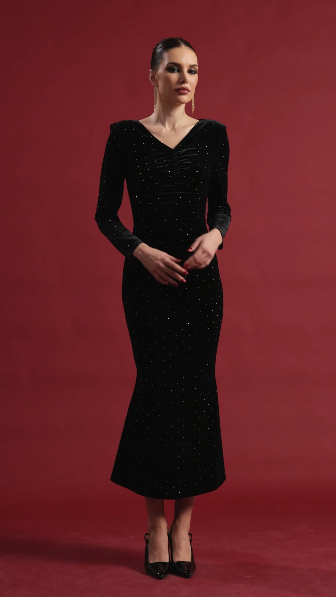 Eigra Classic Contour V Neck Long Sleeve Ruched Velvet Maxi Dress