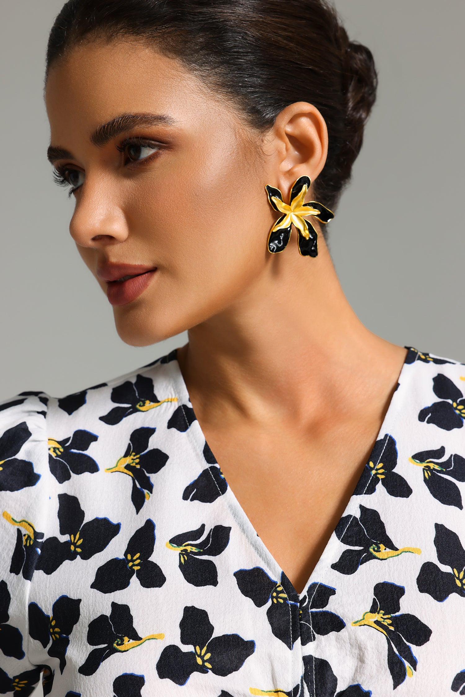 Fritia Metallic Flower Earrings