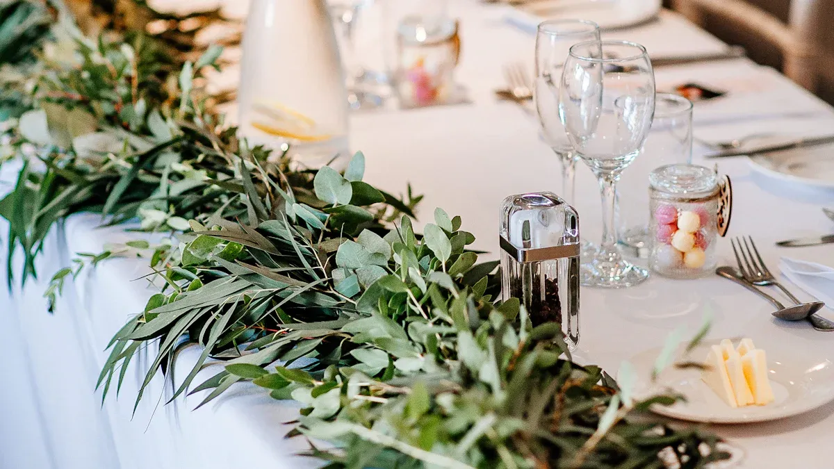 Trending Colors and Patterns for 2025 Wedding Table Decorations