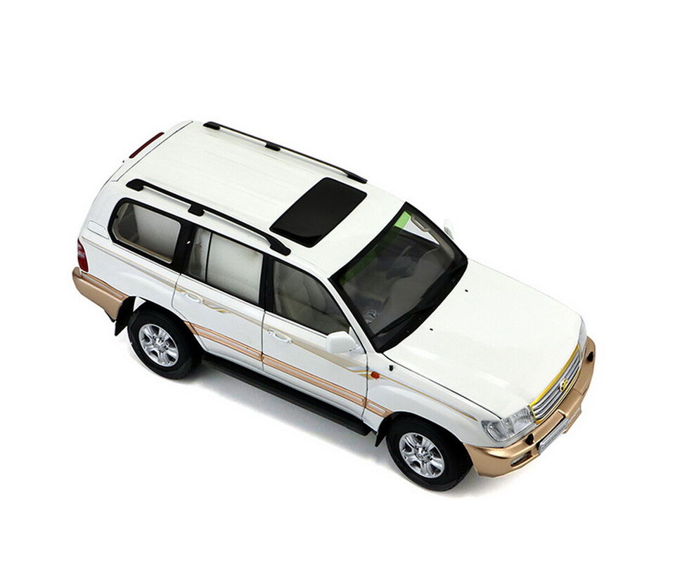 1/18 Scale Toyota Land Cruiser Model