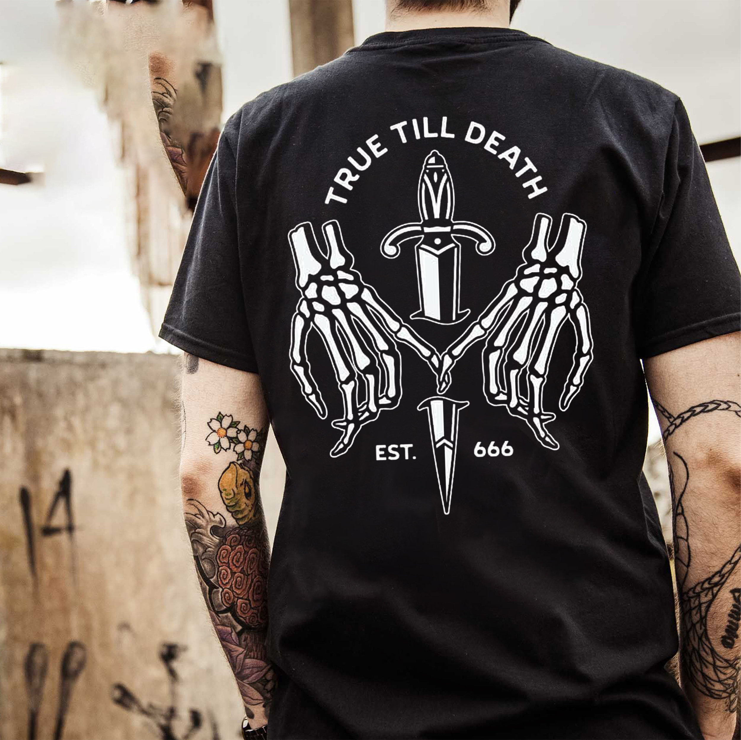 TRUST NO ONE Bone Hand With Dagger Print Men's T-shirt