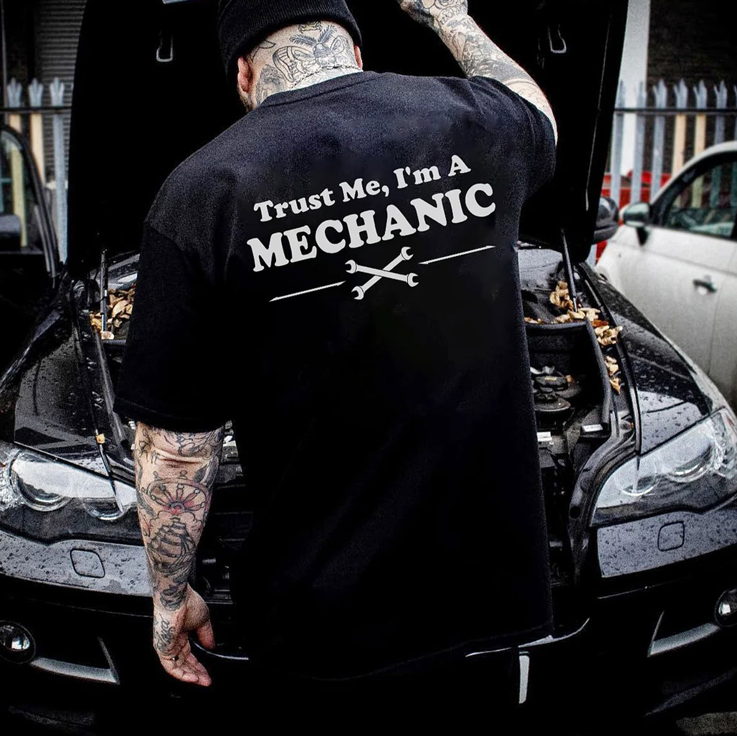 TRUST ME, I'M A MECHANIC Black Print T-Shirt