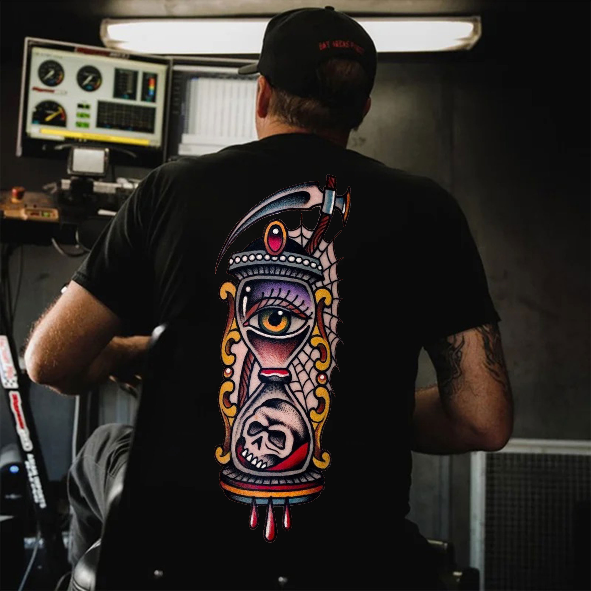 Skull with Elegant Eye Vase Old School Black Print T-Shirt