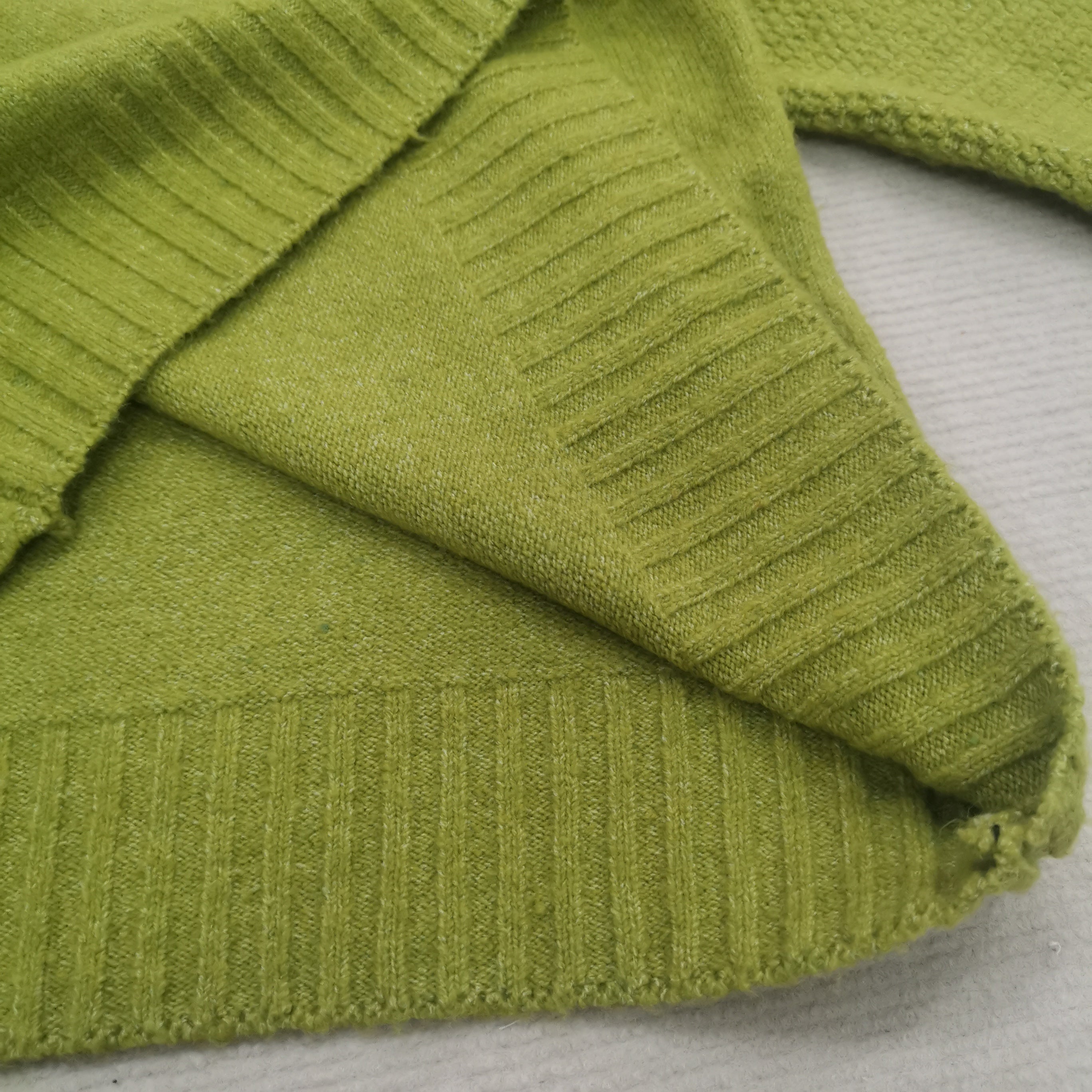 Grasgrüner übergroßer Rollkragenpullover aus Strick
