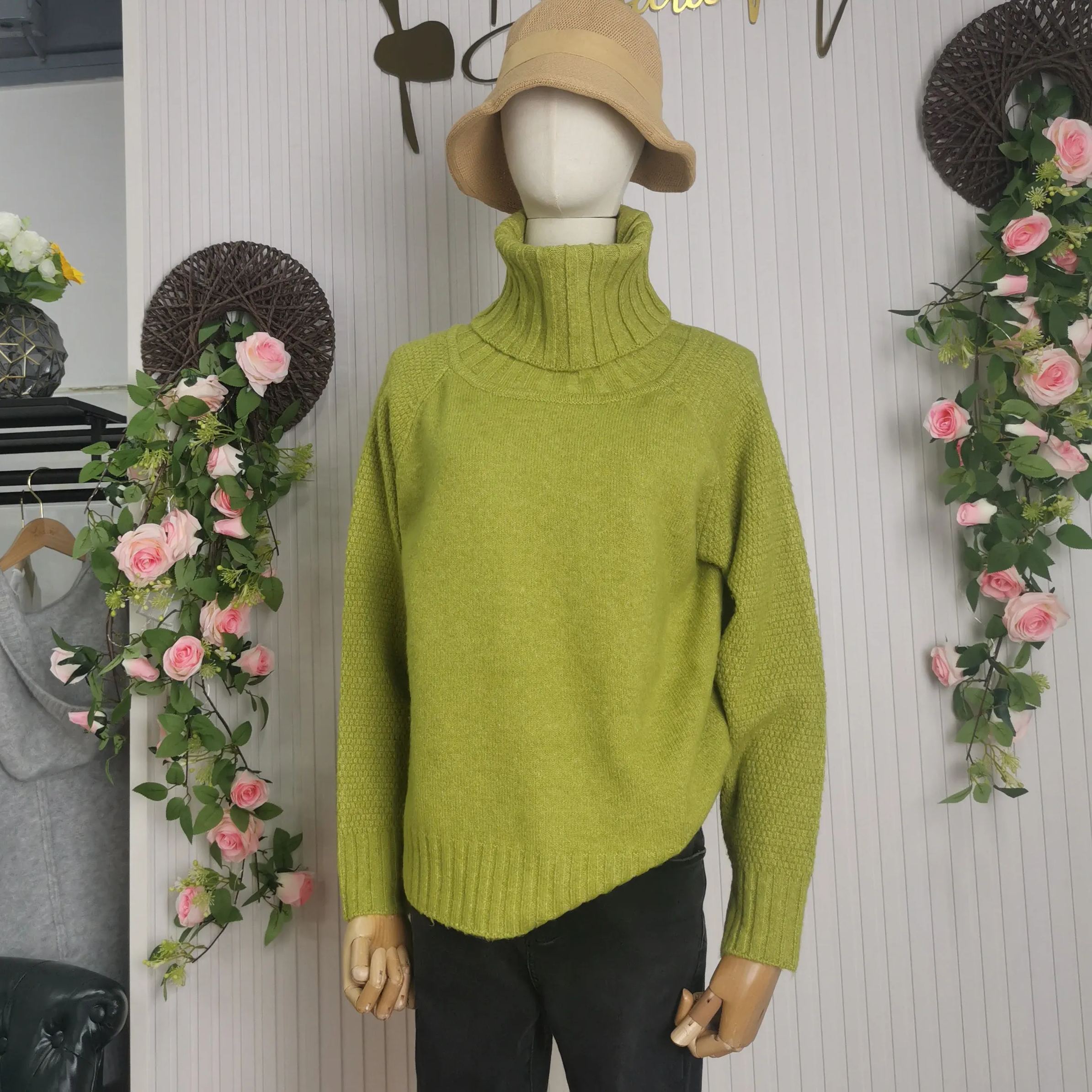 Grasgrüner übergroßer Rollkragenpullover aus Strick