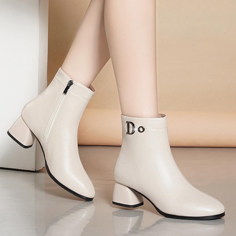 Simple chunky heel leather boots