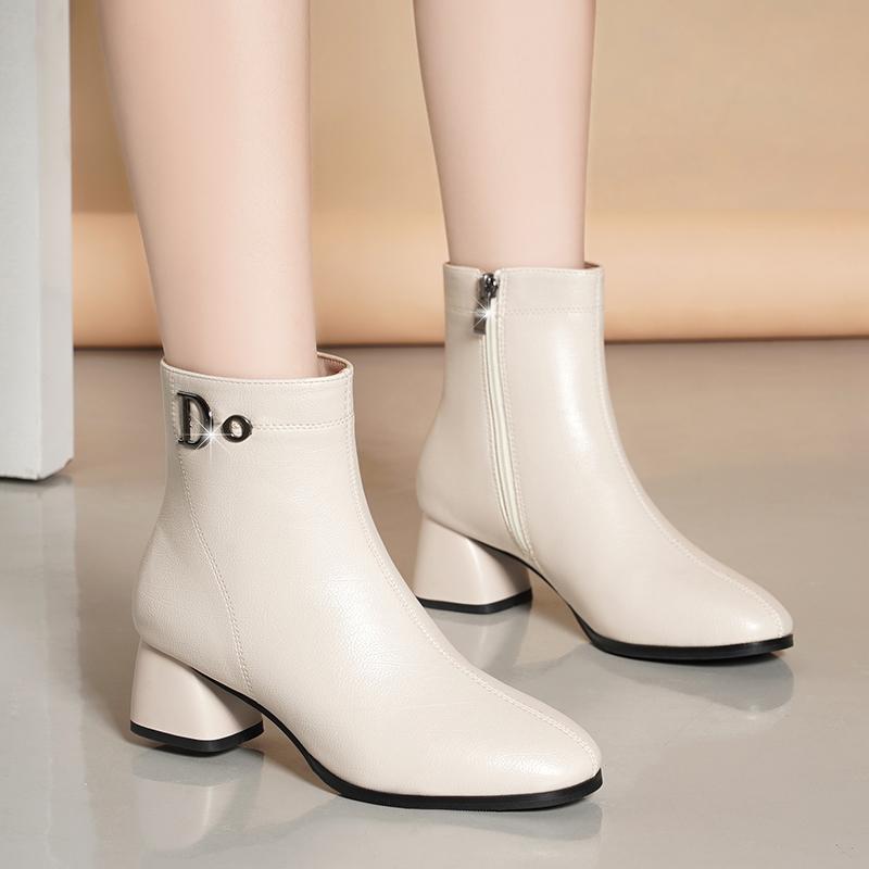 Simple chunky heel leather boots