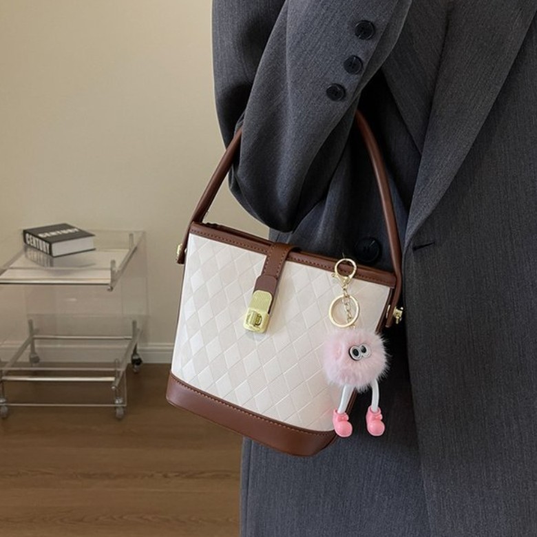 [UR®]💗💃UR mielas pliušinis kibiras su pakabuku👜2023 nauja madinga ir madinga didelės talpos rankinė ant peties 😍