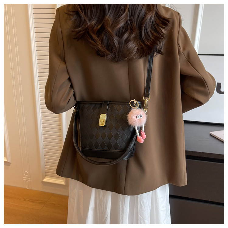 [UR®]💗💃UR mielas pliušinis kibiras su pakabuku👜2023 nauja madinga ir madinga didelės talpos rankinė ant peties 😍