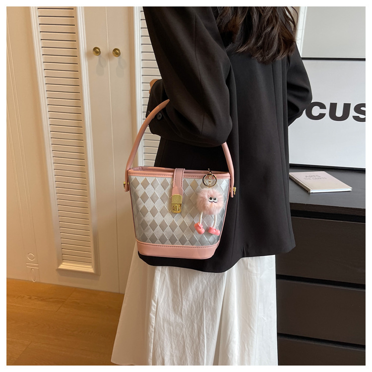 [UR®]💗💃UR mielas pliušinis kibiras su pakabuku👜2023 nauja madinga ir madinga didelės talpos rankinė ant peties 😍