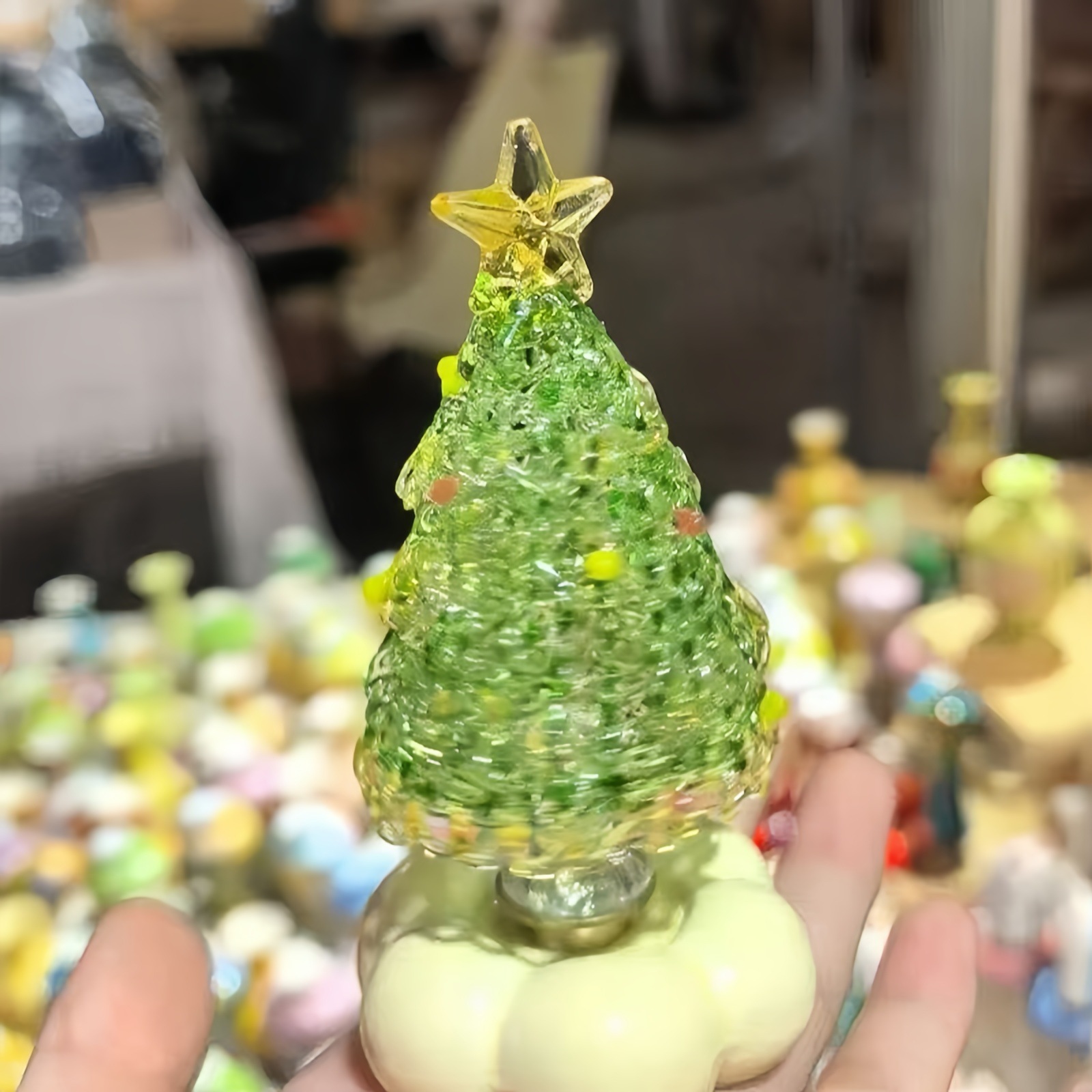 Αυτό το χριστουγεννιάτικο δέντρο, με την διαχρονική ομορφιά του και τη ζεστή του ατμόσφαιρα, ενσαρκώνει τέλεια την ουσία των Χριστουγέννων. ✨🙏