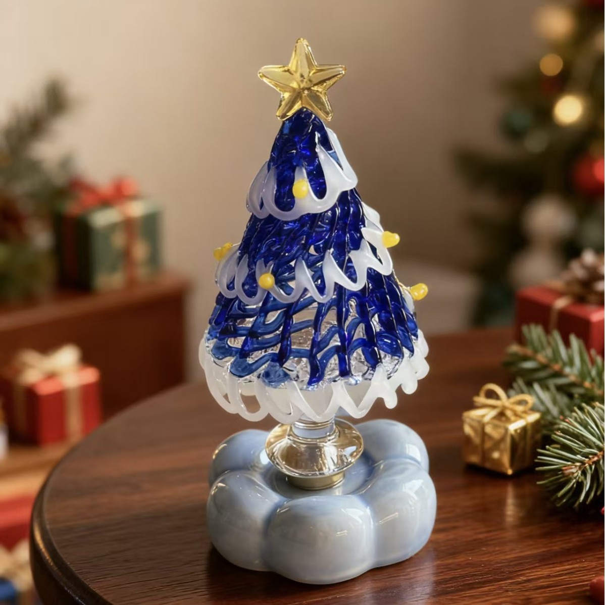 Αυτό το χριστουγεννιάτικο δέντρο, με την διαχρονική ομορφιά του και τη ζεστή του ατμόσφαιρα, ενσαρκώνει τέλεια την ουσία των Χριστουγέννων. ✨🙏