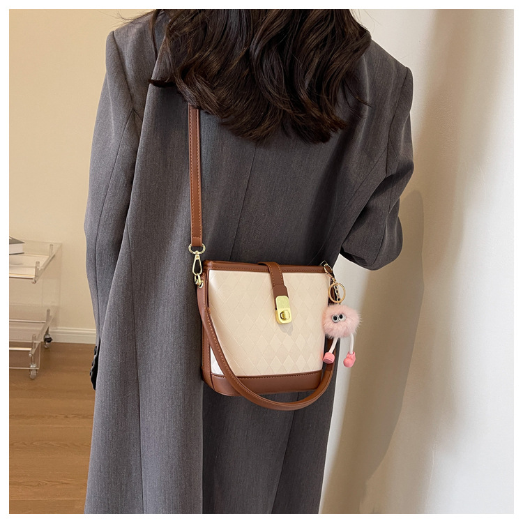 [UR®]💗💃UR mielas pliušinis kibiras su pakabuku👜2023 nauja madinga ir madinga didelės talpos rankinė ant peties 😍